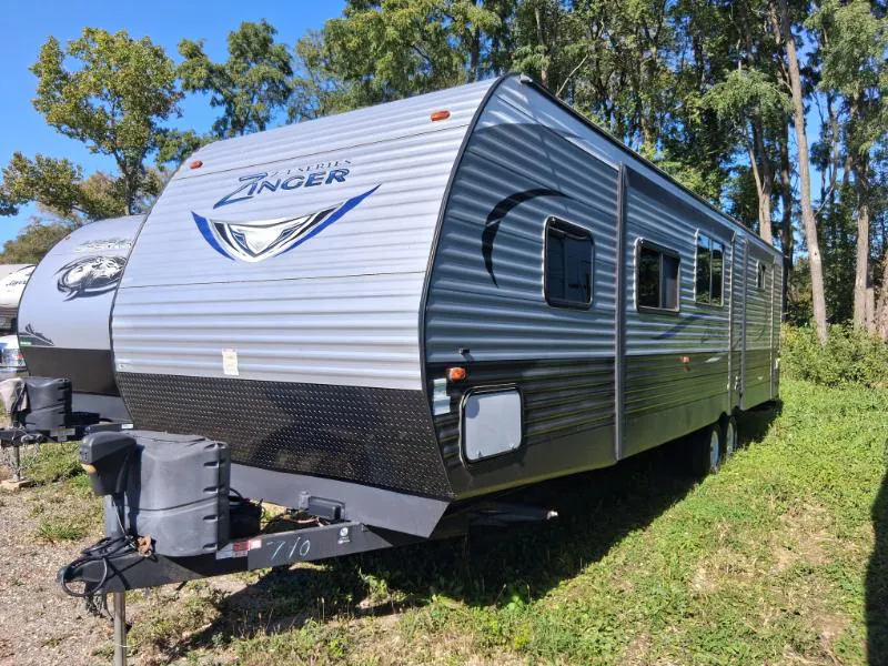 2017 CrossRoads Zinger 328SB - Photo 2
