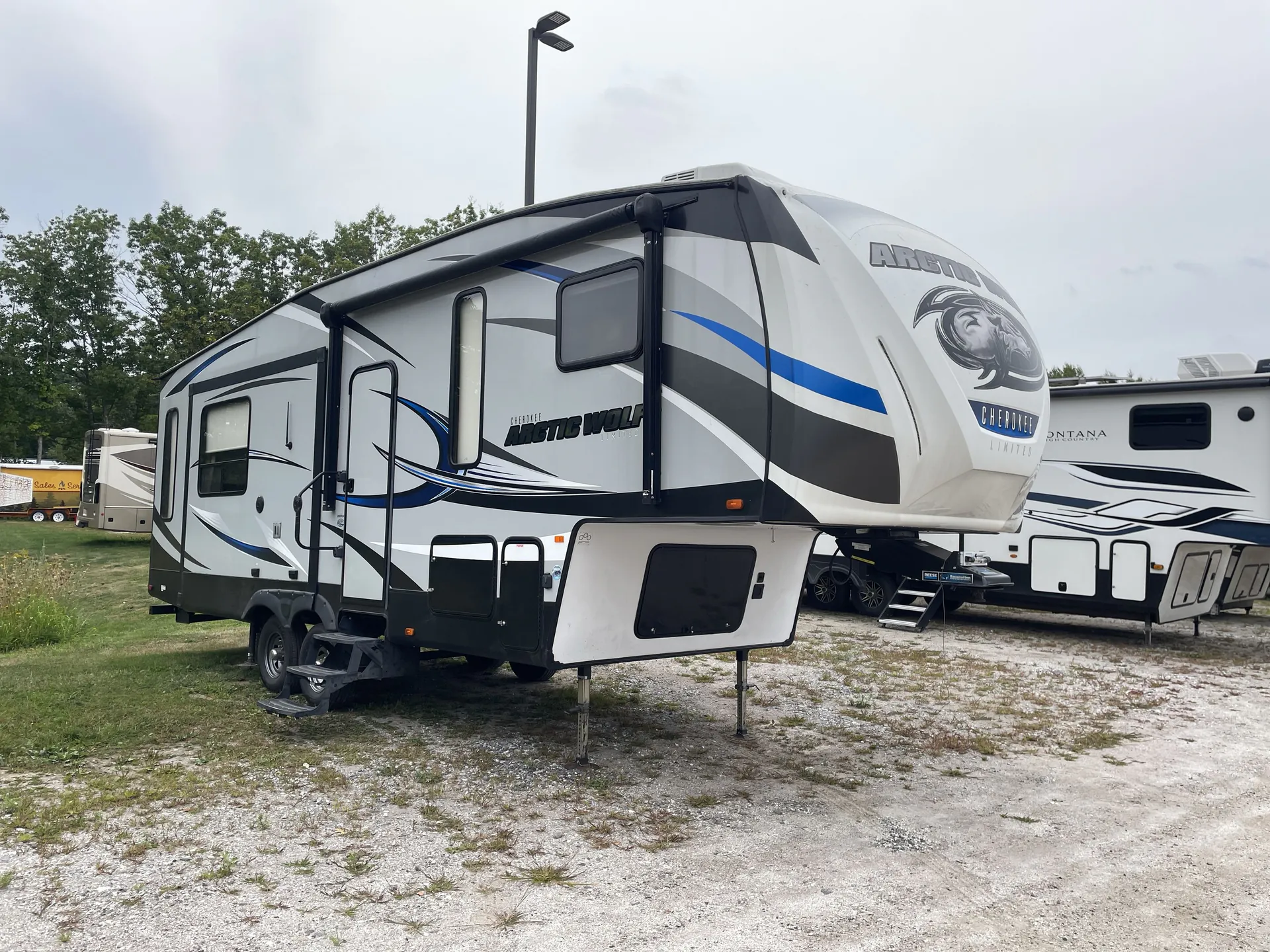 2017 Forest River Cherokee Arctic Wolf 285DRL4 - Photo 2