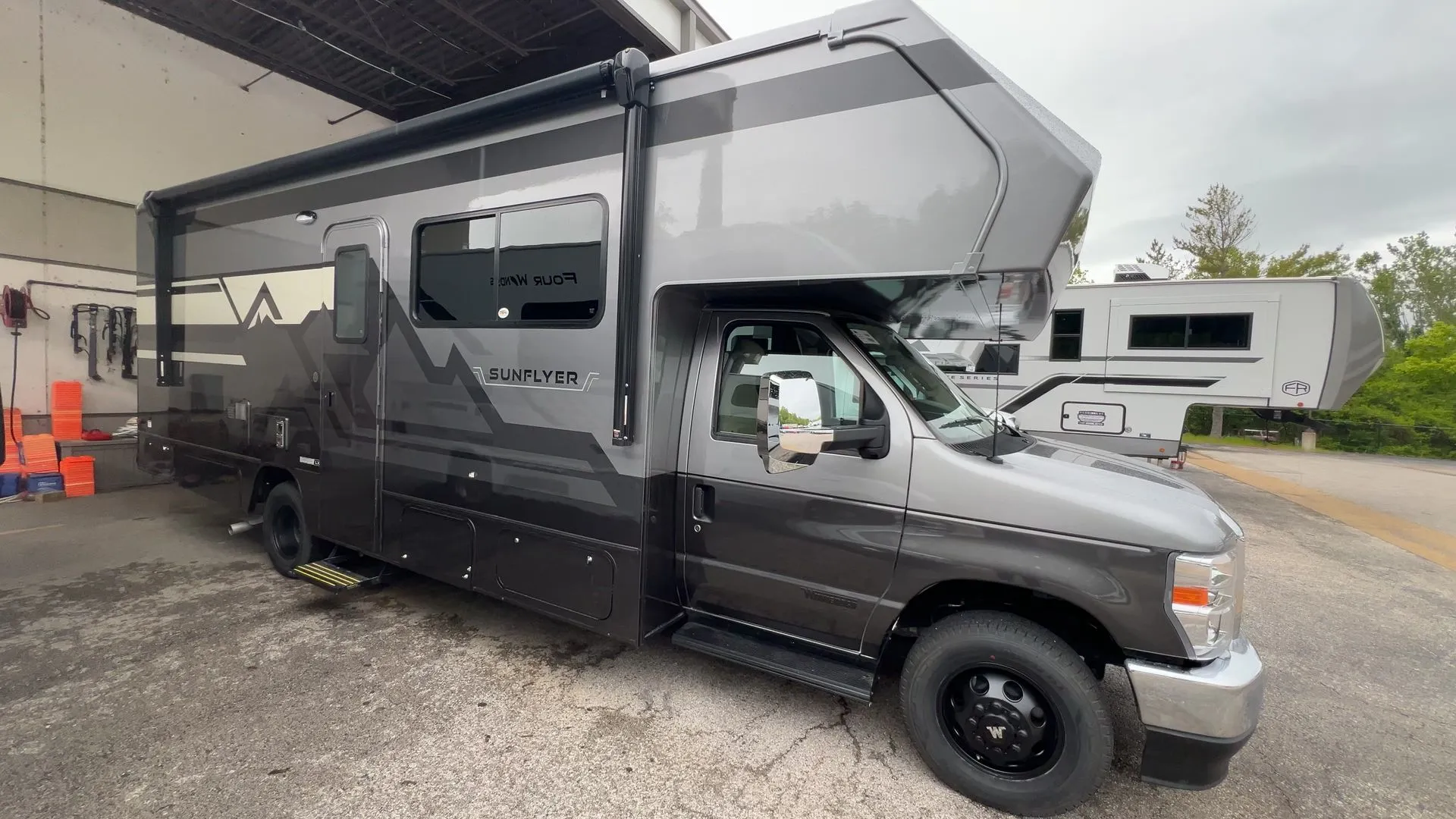 2027 Winnebago Sunflyer 26FE - Photo 3