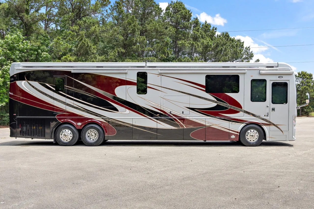 2027 Foretravel REALM FS605 LV2 - Photo 3
