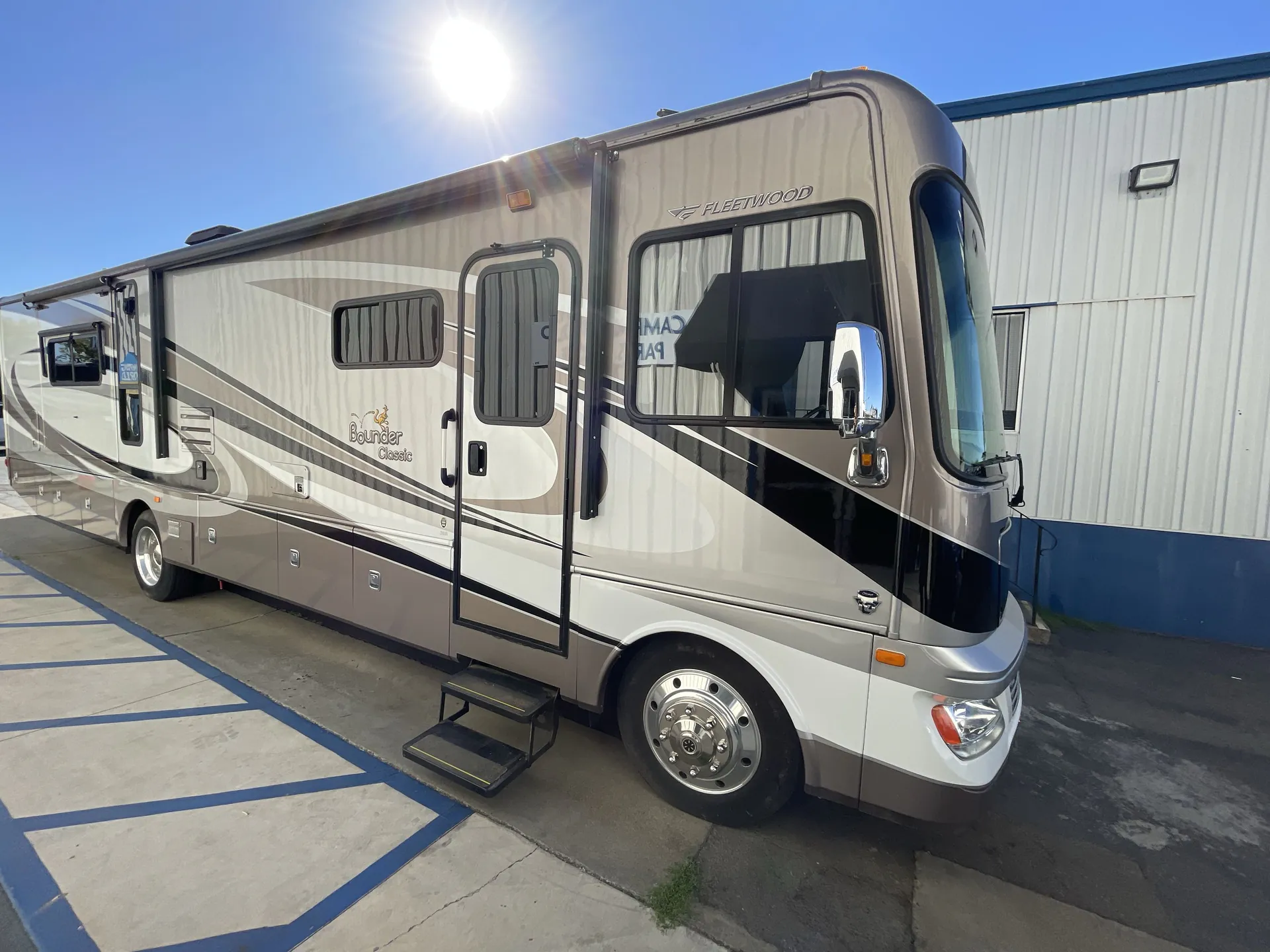 2014 Fleetwood Bounder Classic 36R — campside