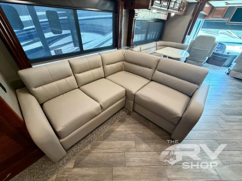 2019 Fleetwood Discovery 38K - Photo 4