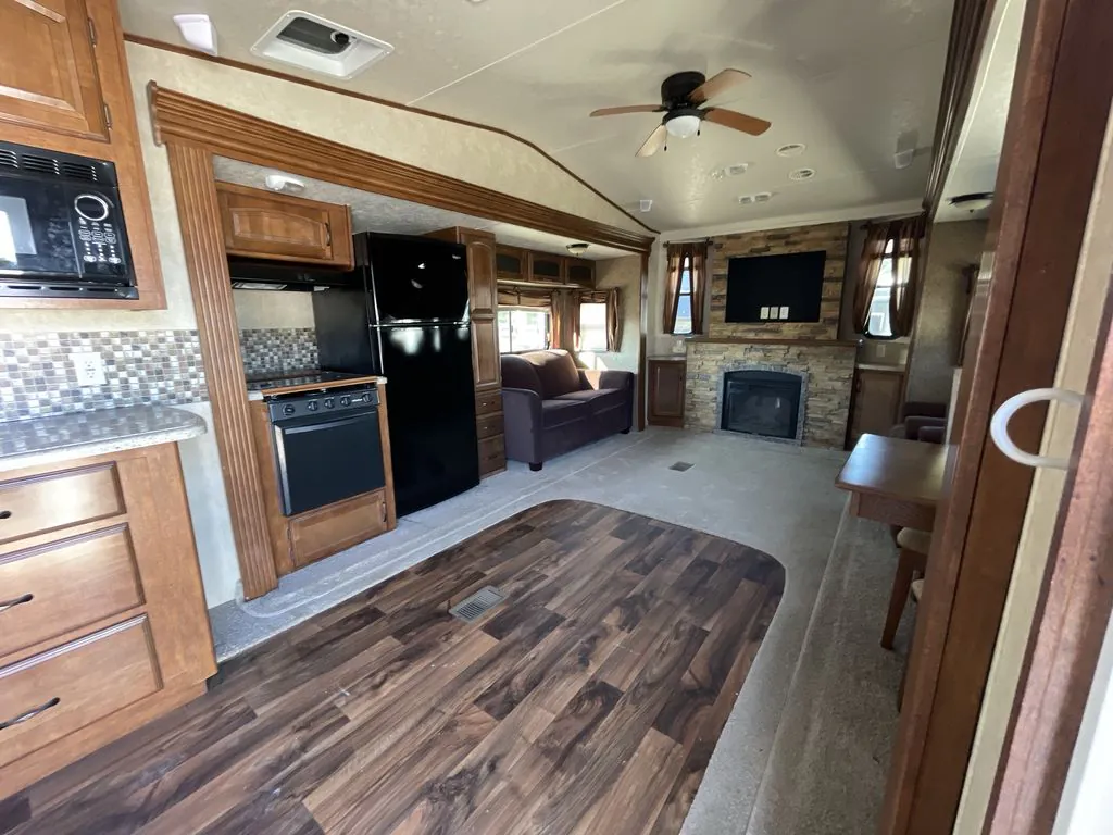2015 Forest River Wildwood DLX 400FLT - Photo 3