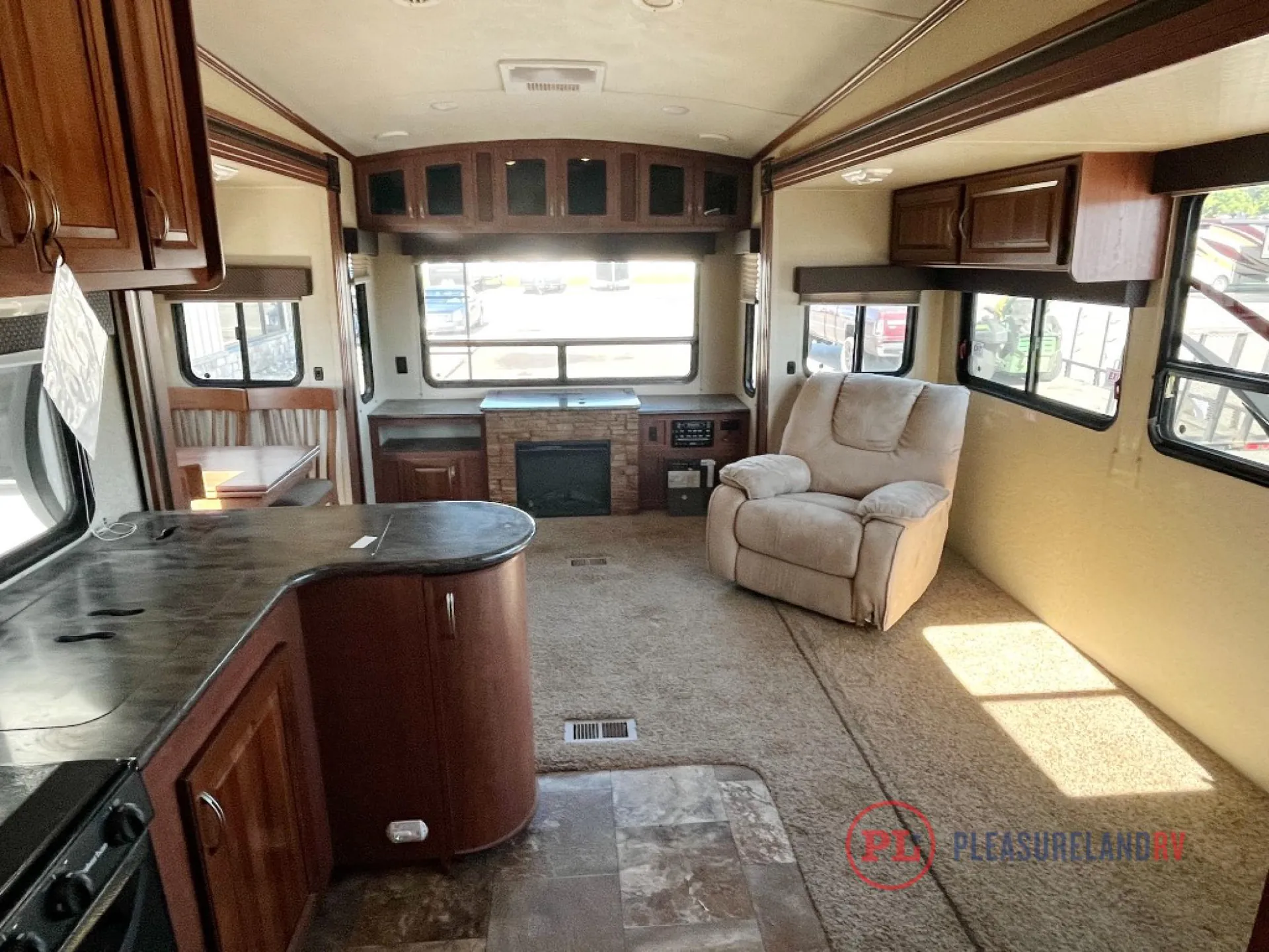 2013 Forest River Wildcat Sterling 32RL — Photo 6
