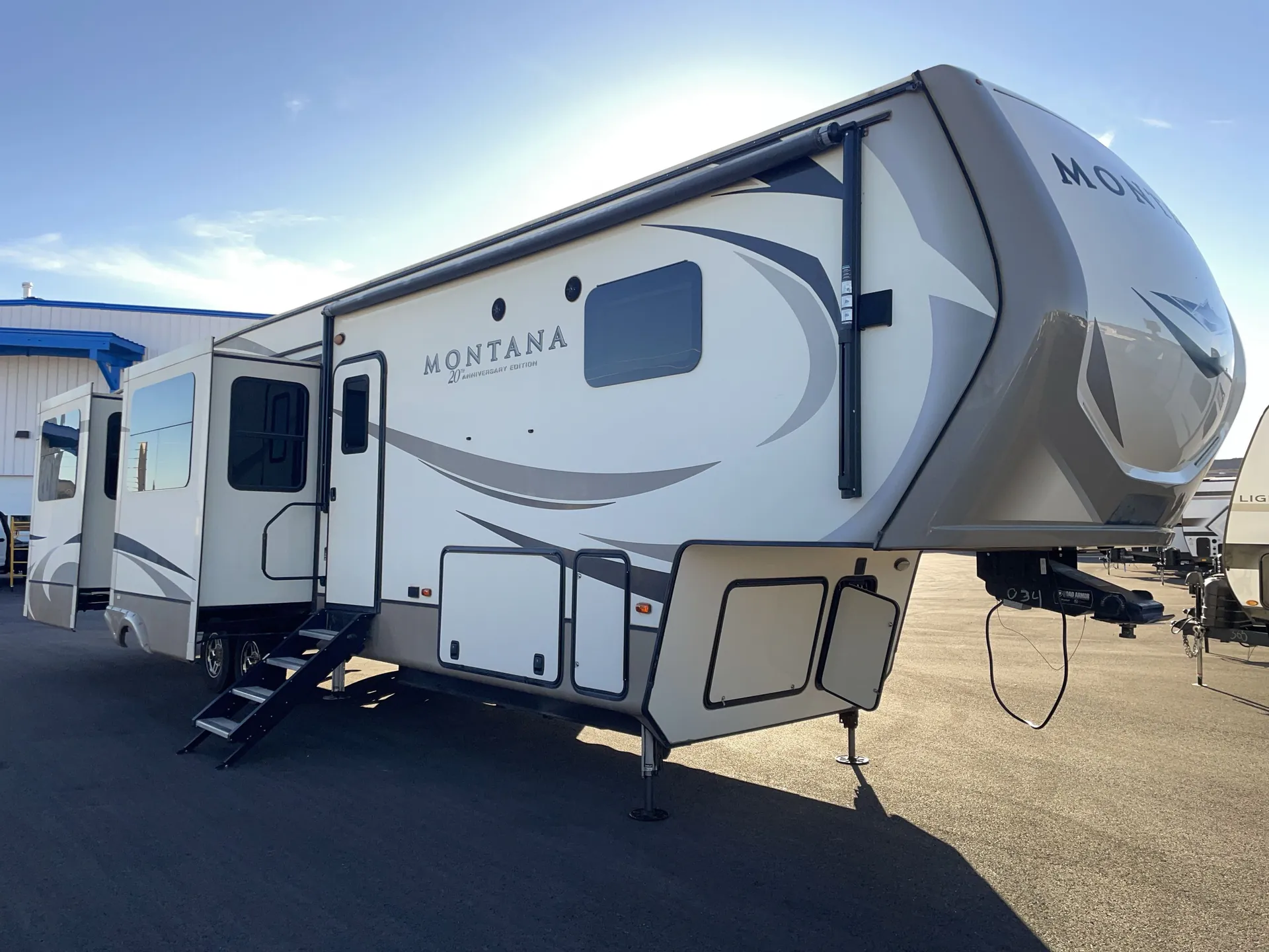 2019 Keystone Montana 3700LK — Photo 1