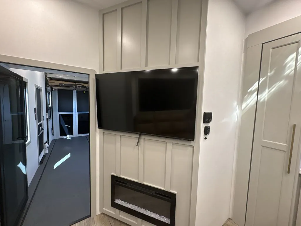 2026 Brinkley Model G 4000, Photos photo 14