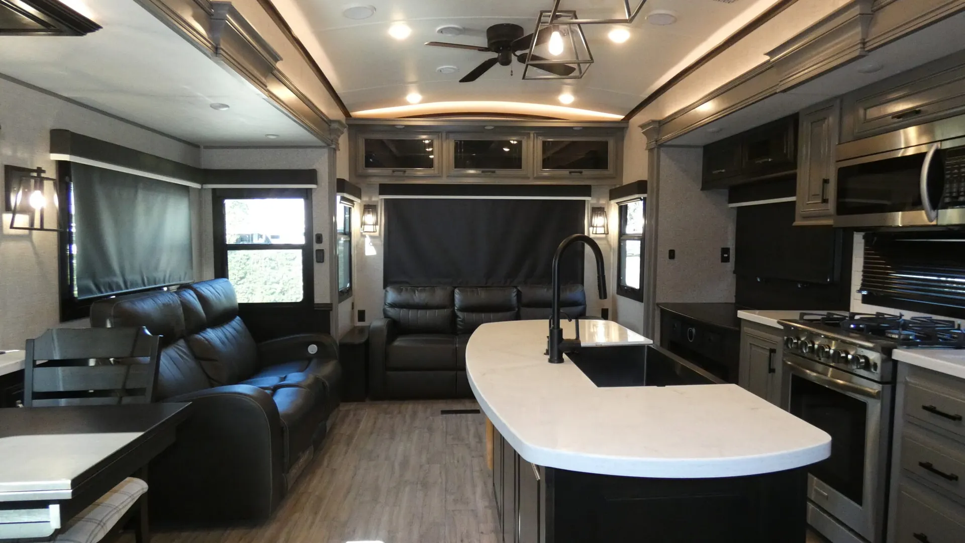 2023 Jayco Pinnacle 36FBTS - Photo 3
