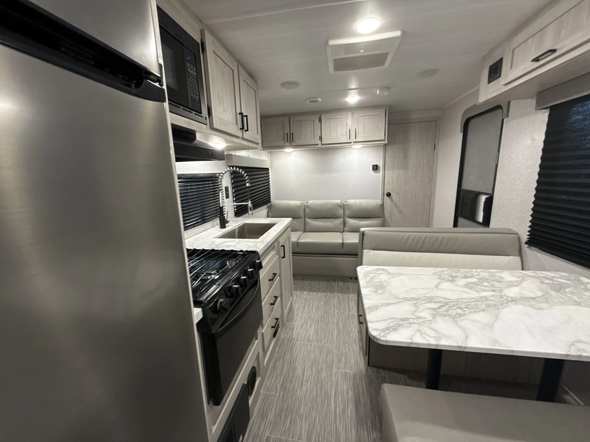 2022 East to West Silver Lake 27KNS — living area main
