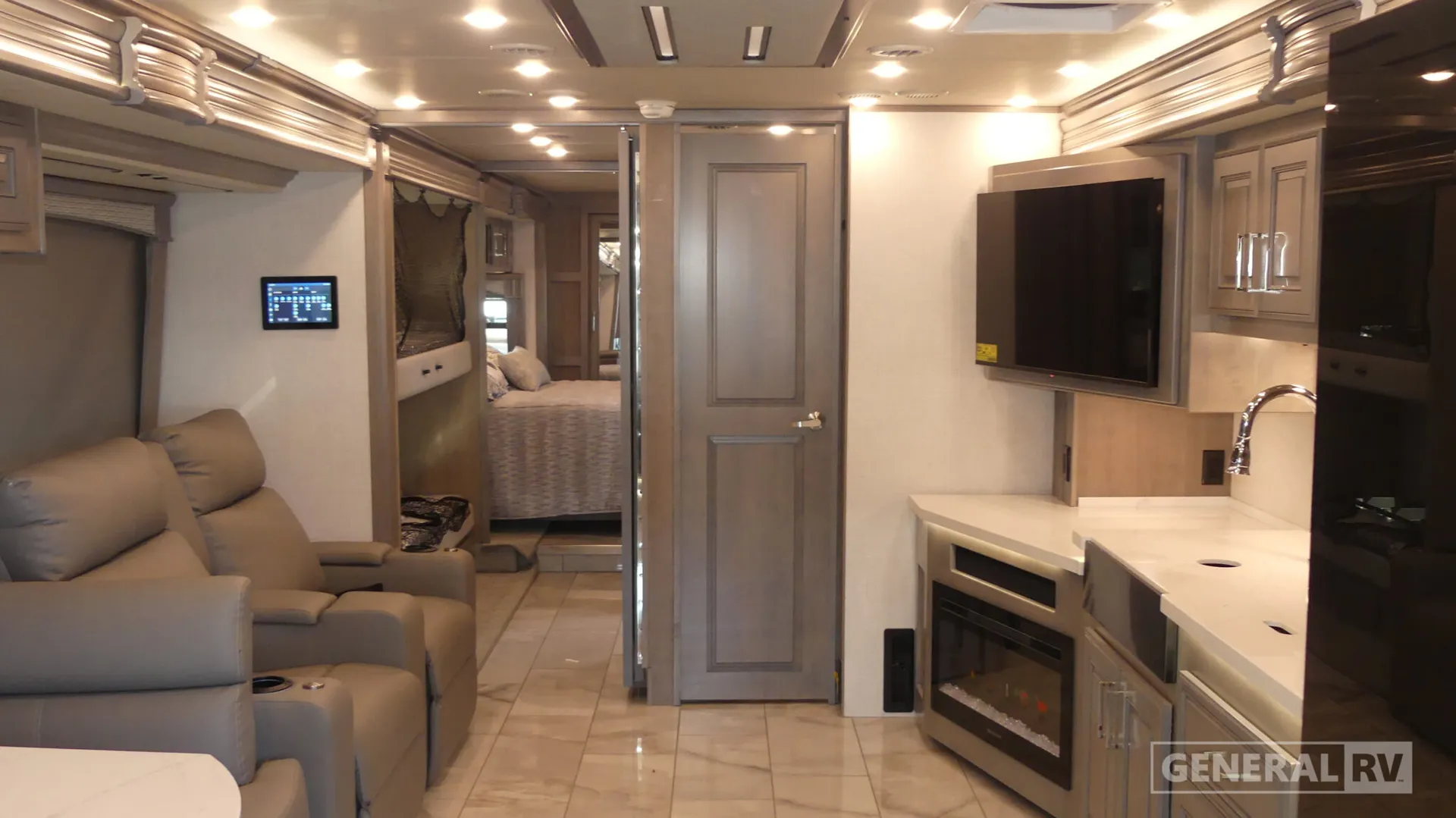 2026 Fleetwood Discovery LXE 40G - Photo 3
