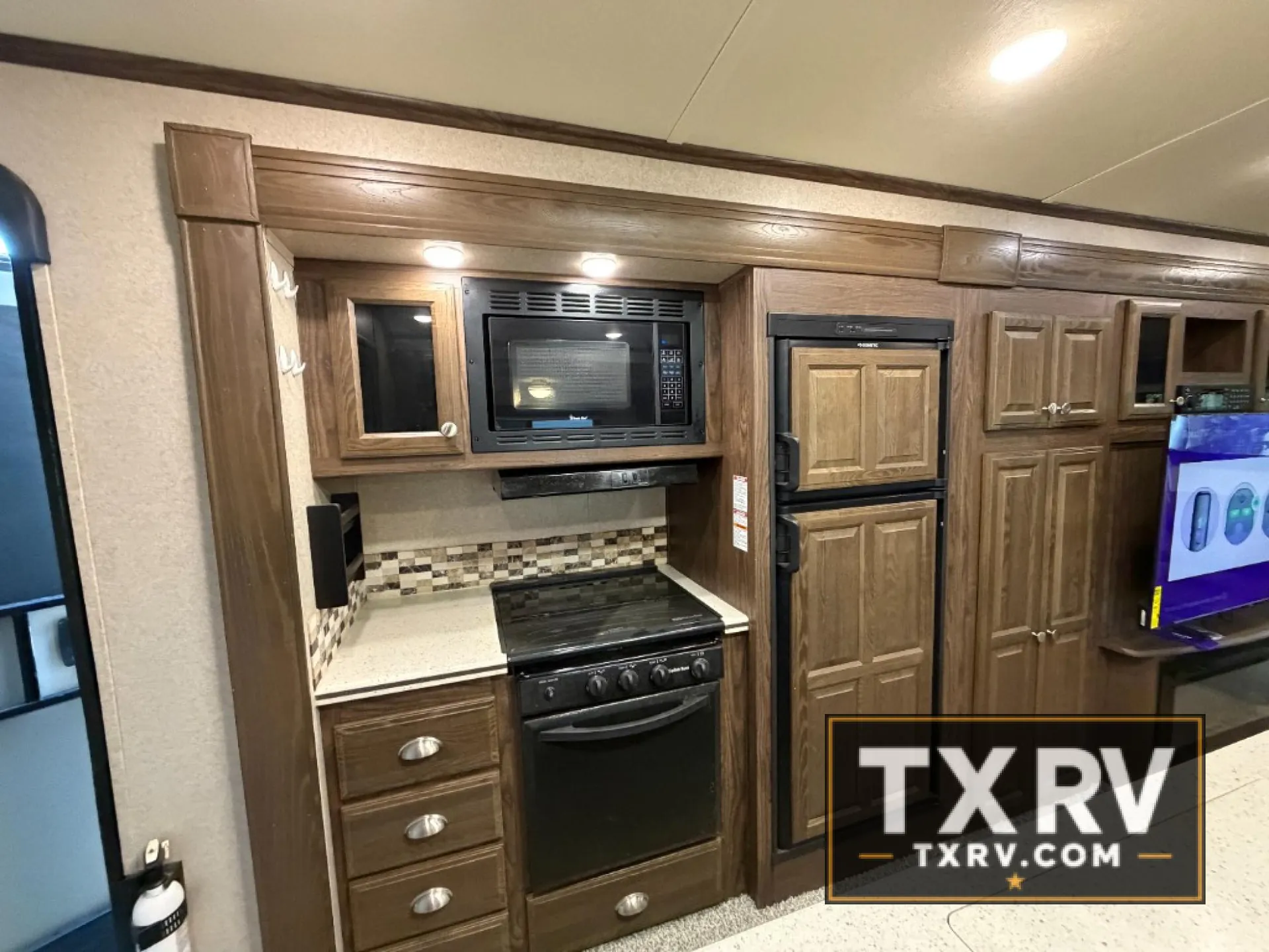 2019 Forest River Rockwood Signature Ultra Lite 8328BS - Photo 4