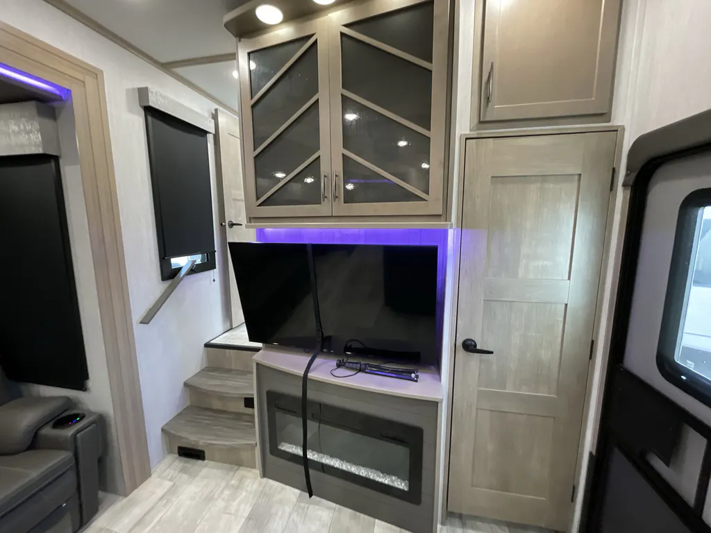 2024 Grand Design Momentum 399TH, Photos photo 14