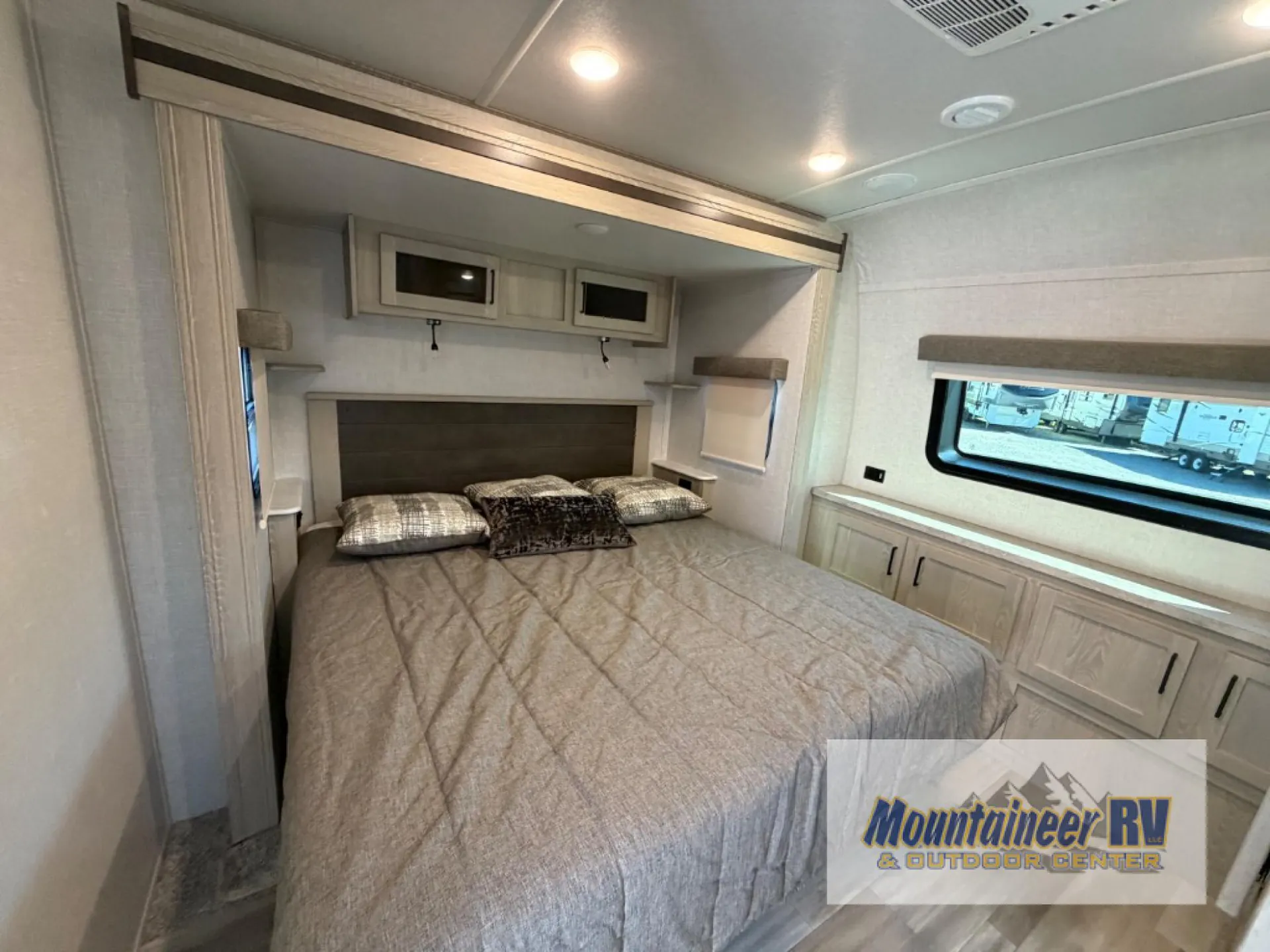 2021 Forest River Rockwood Signature Ultra Lite 8337RL - Photo 4