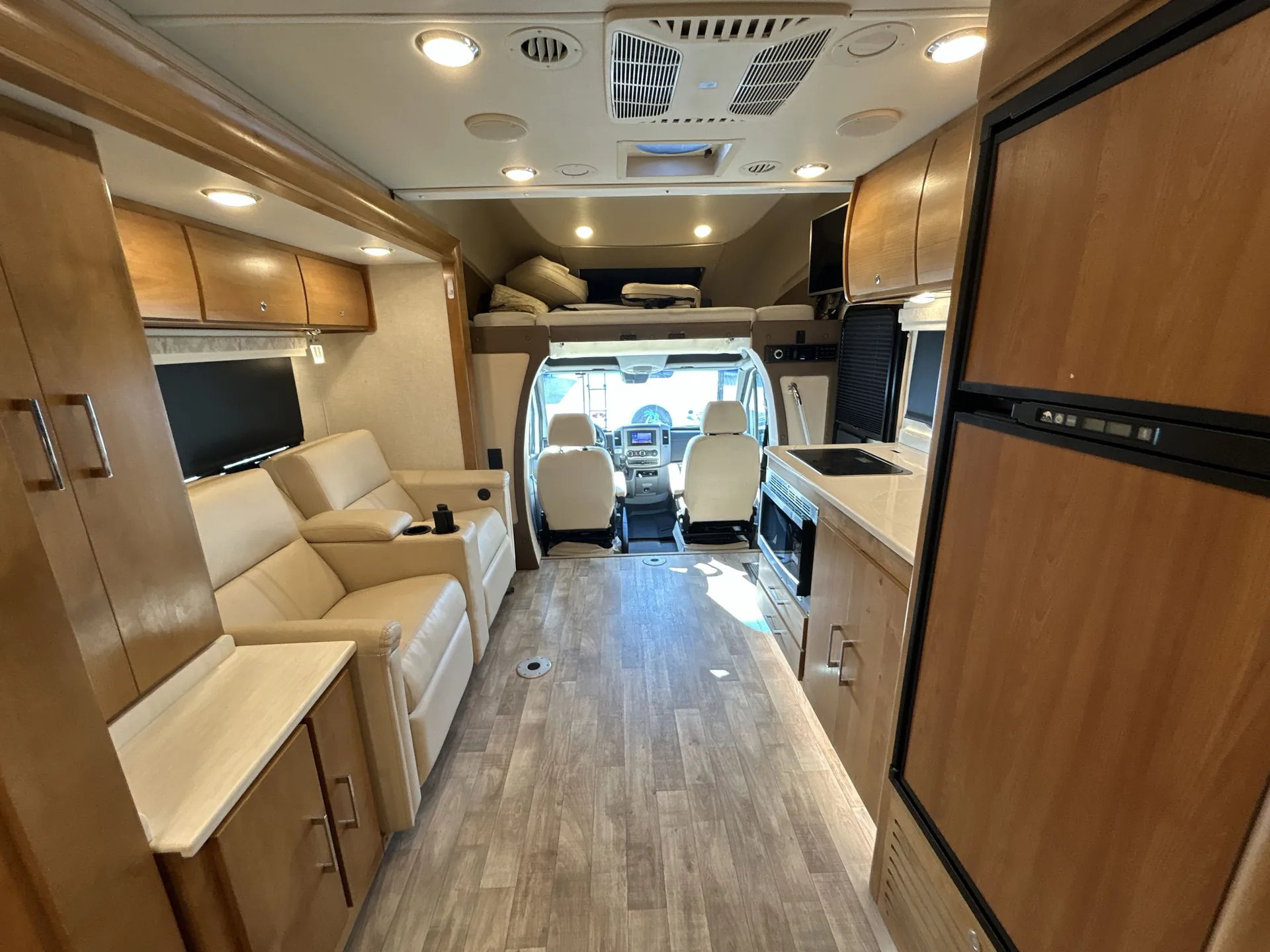 2019 Tiffin Wayfarer 24 FW — living area main