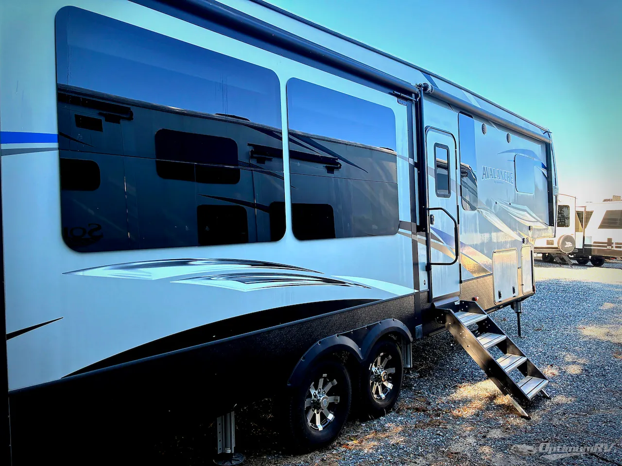 2018 Keystone Avalanche 321RS - Photo 3