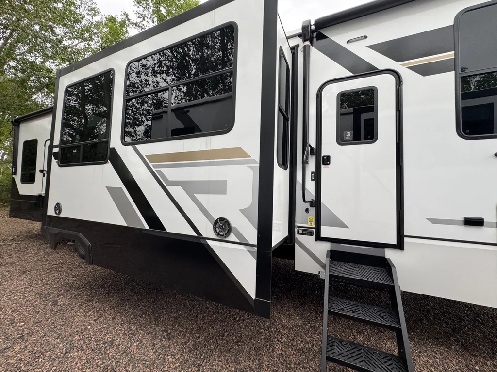 2026 Keystone Raptor 420, Photos photo 5