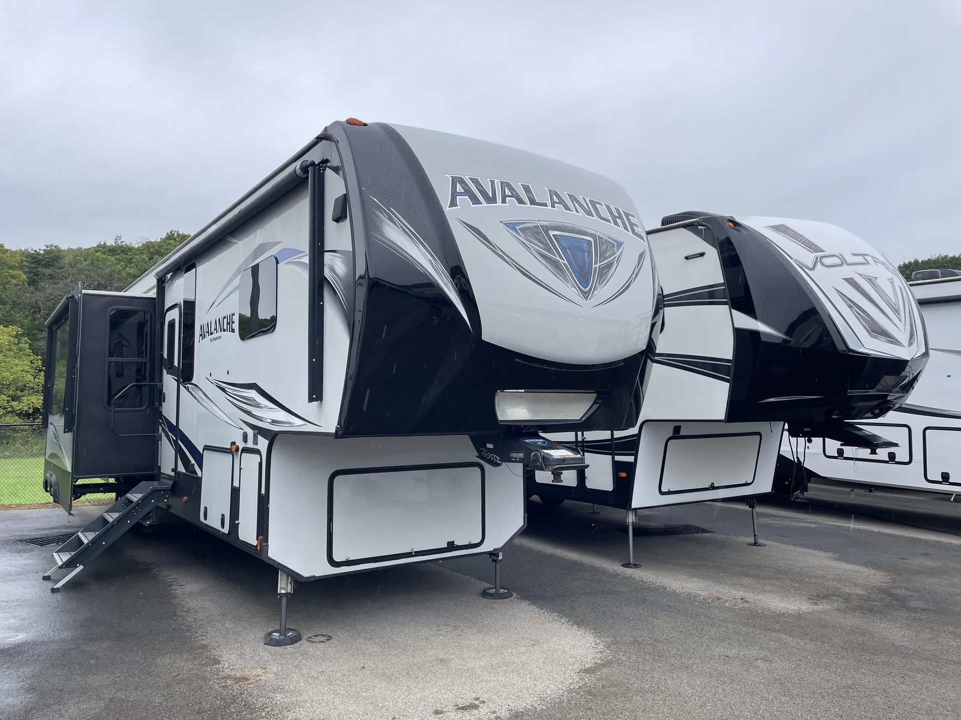 2019 Keystone Avalanche 396BH - Photo 2
