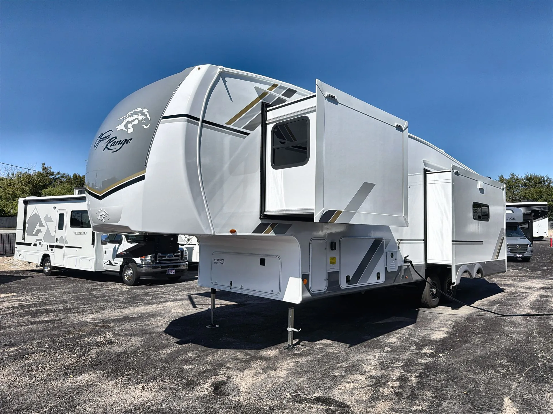 2027 Highland Ridge Roamer 32RLTS - Photo 2