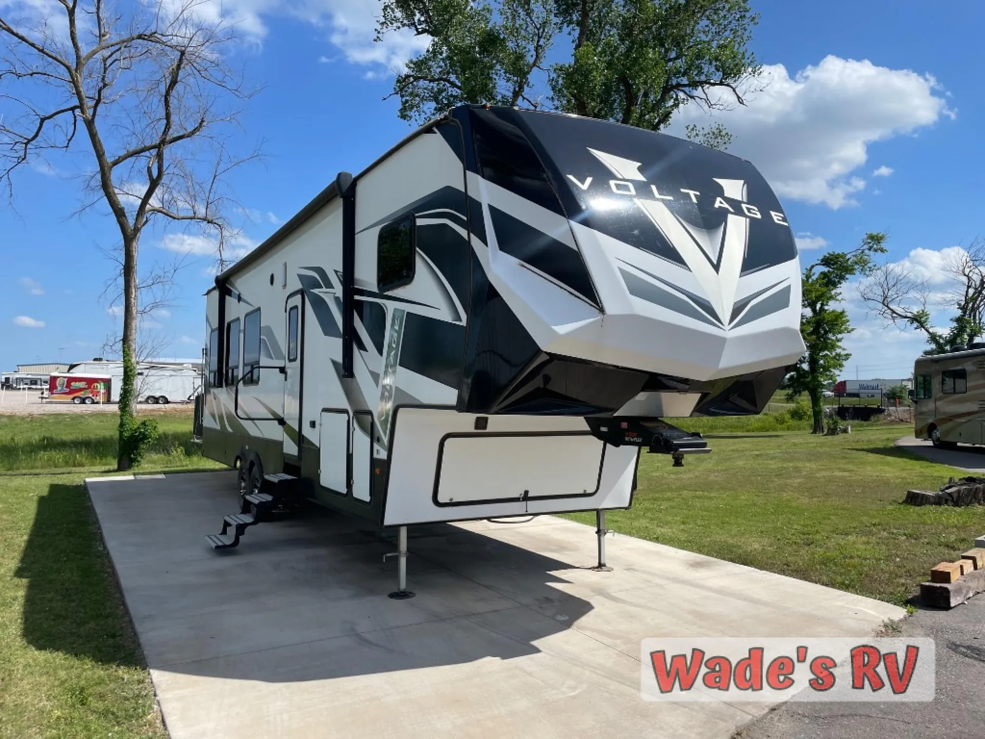 2022 Dutchmen RV Voltage 3351 - Photo 2