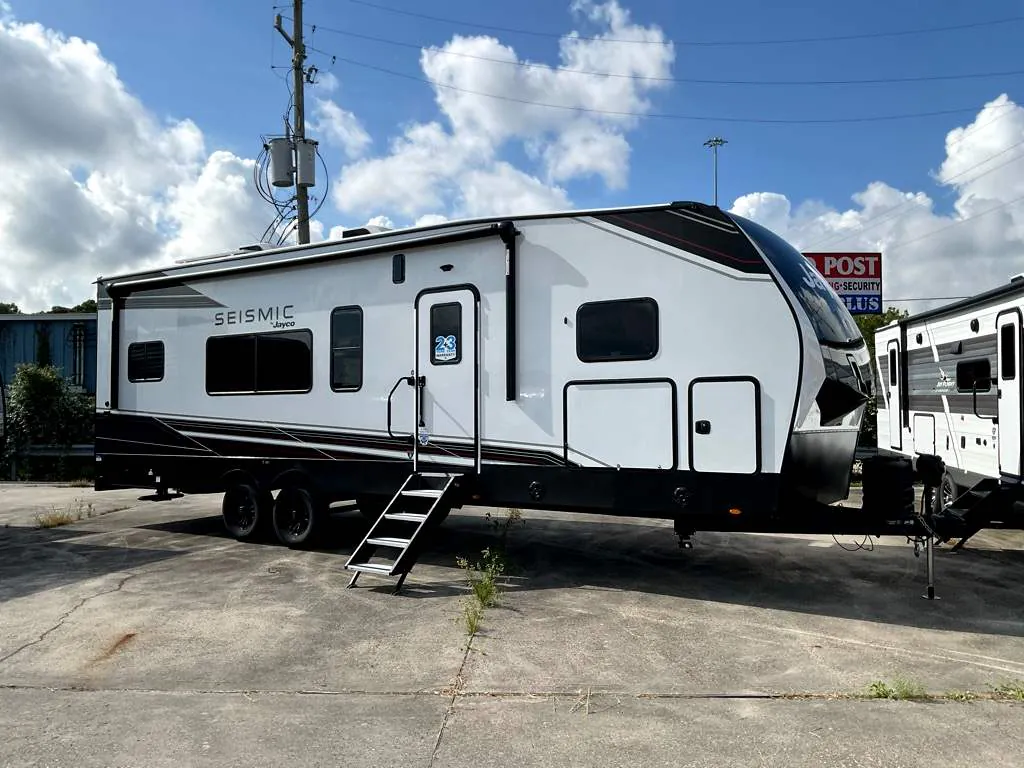 2027 Jayco Seismic 265 - Photo 3