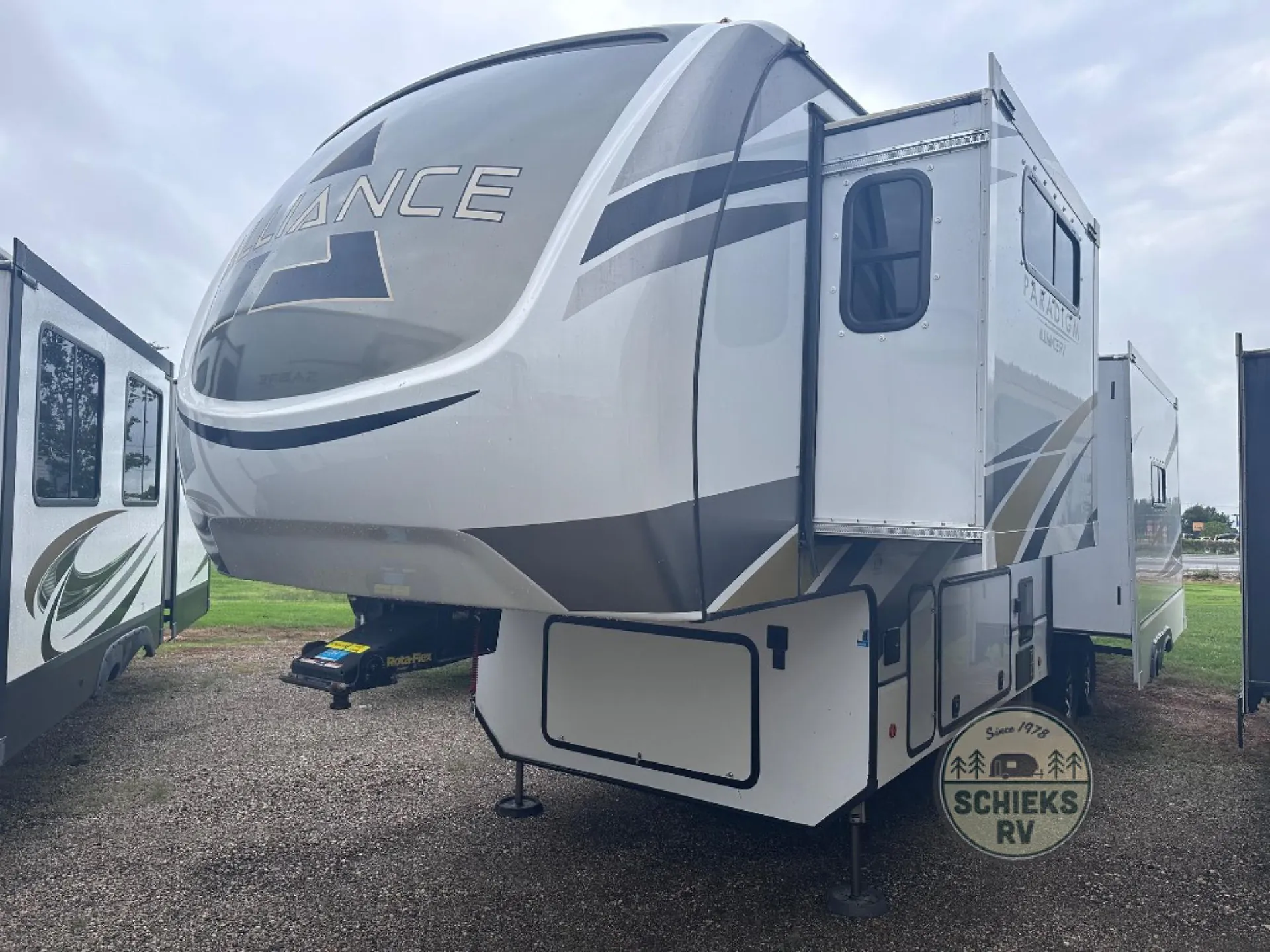 2021 Alliance RV Paradigm 310RL - Photo 3