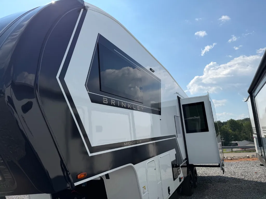 2027 Brinkley Model Z 2680, Photos photo 6