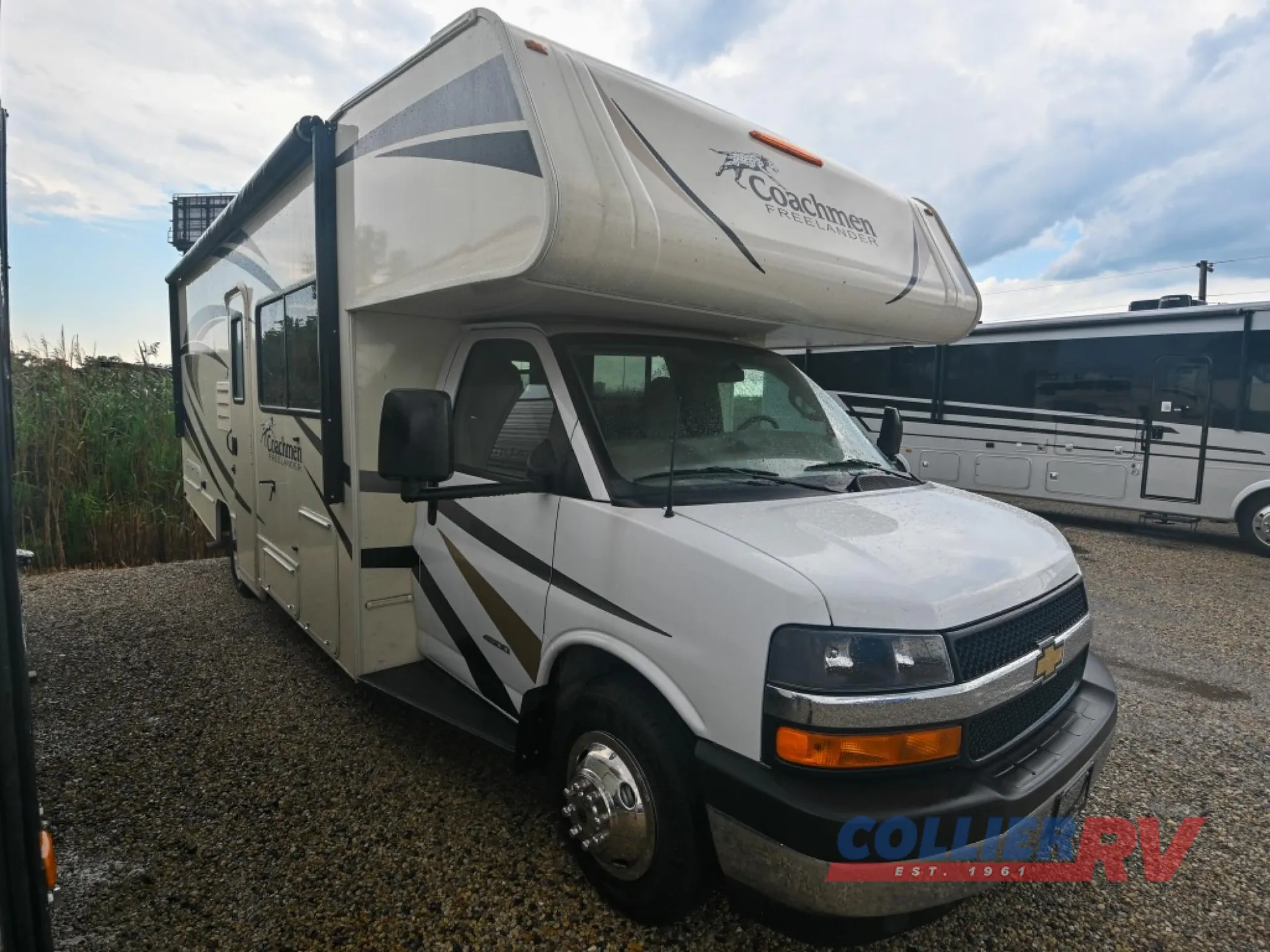 2017 Coachmen Freelander 26RS - Photo 2