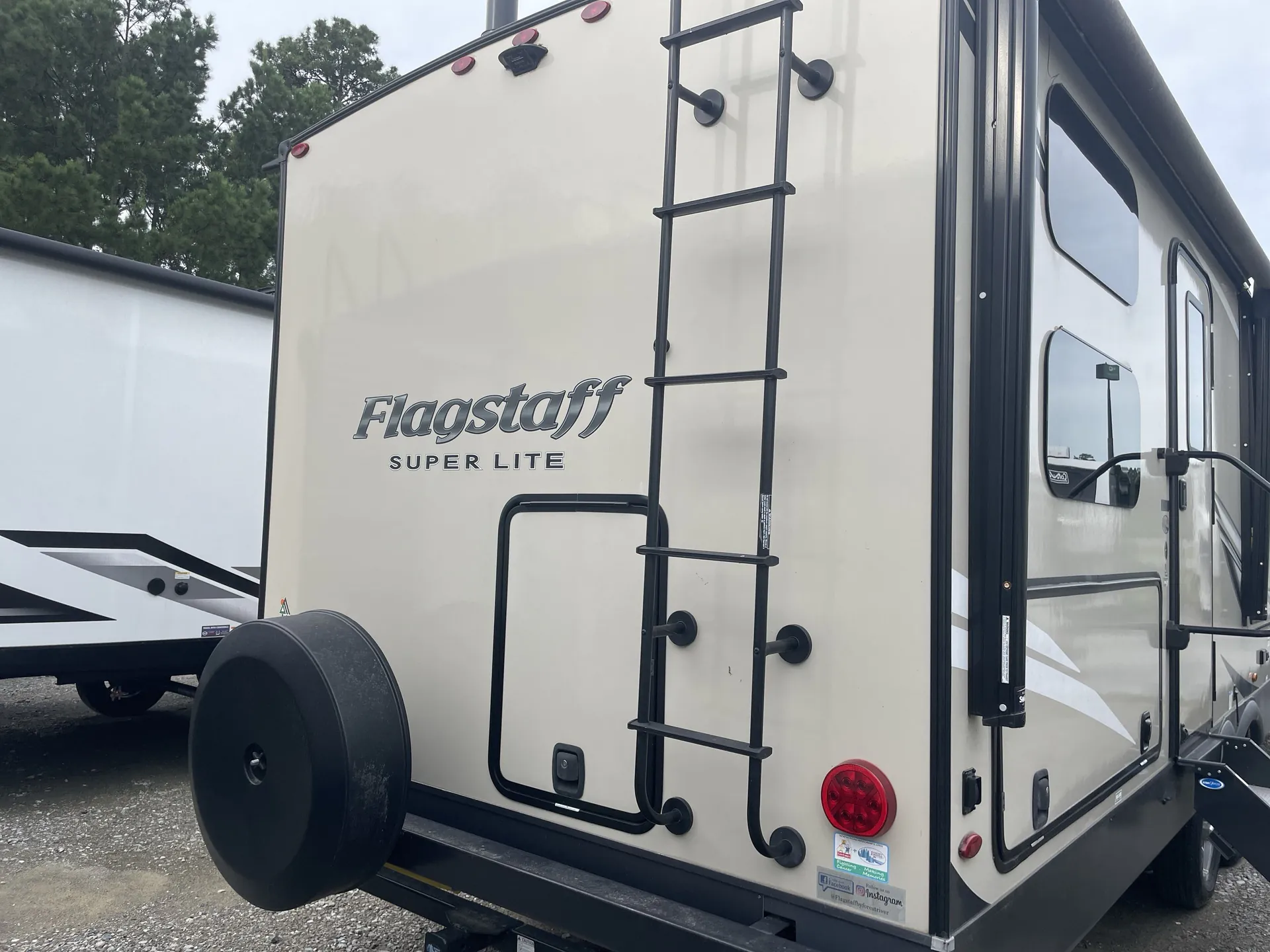 2021 Forest River Flagstaff Super Lite 27BHWS — backside