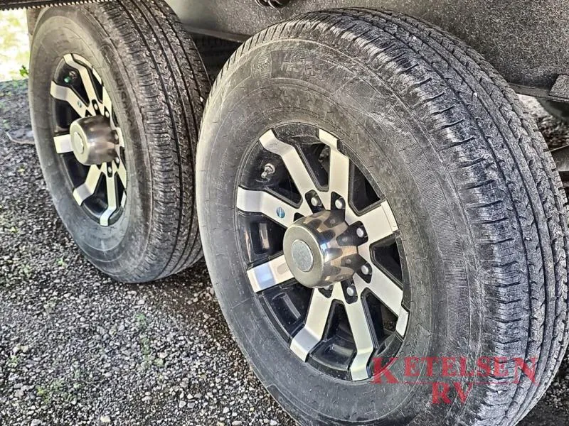 2022 Keystone Avalanche 312RS - Photo 4