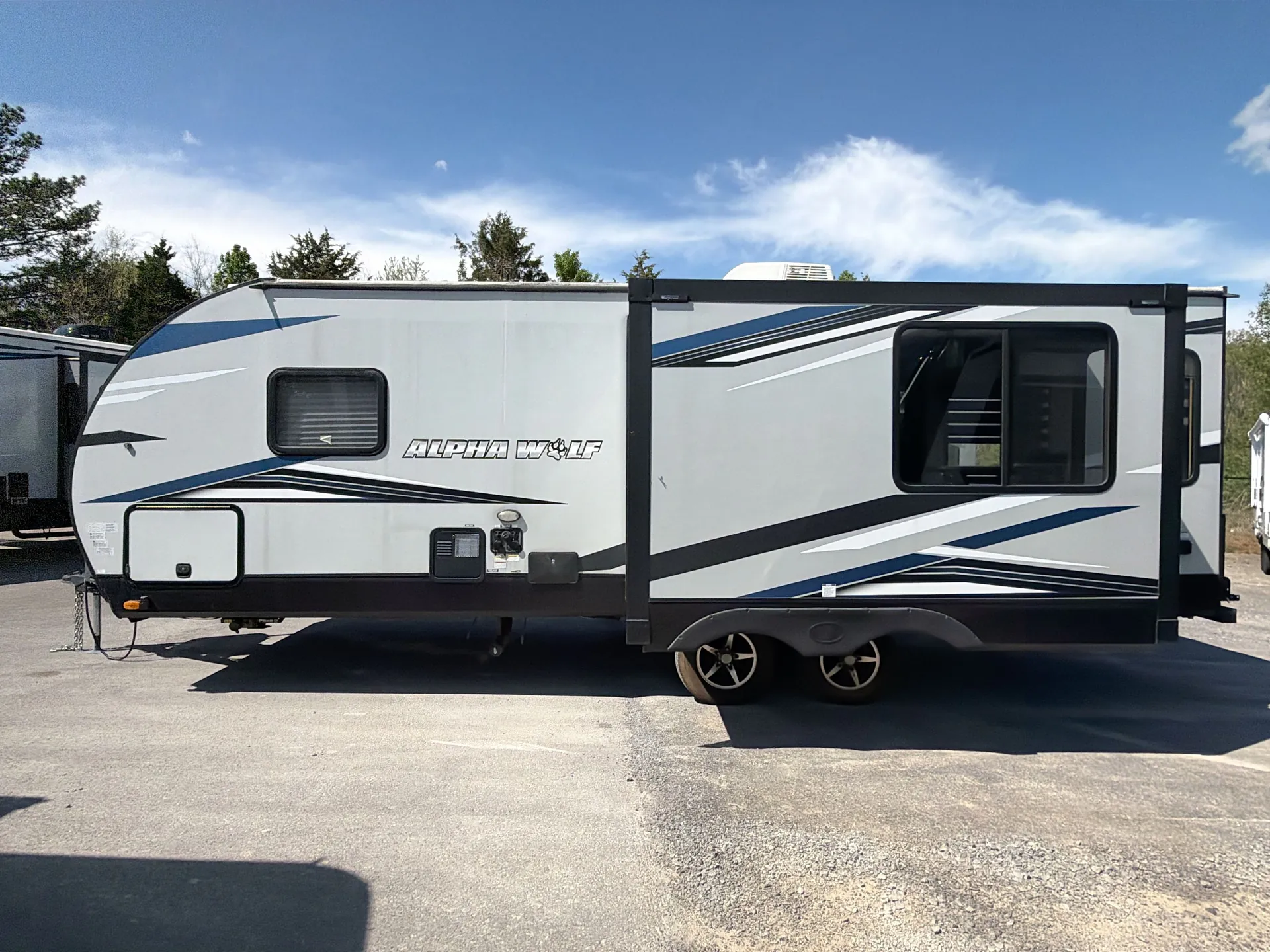 2021 Forest River Cherokee Alpha Wolf 23RD-L — off campside