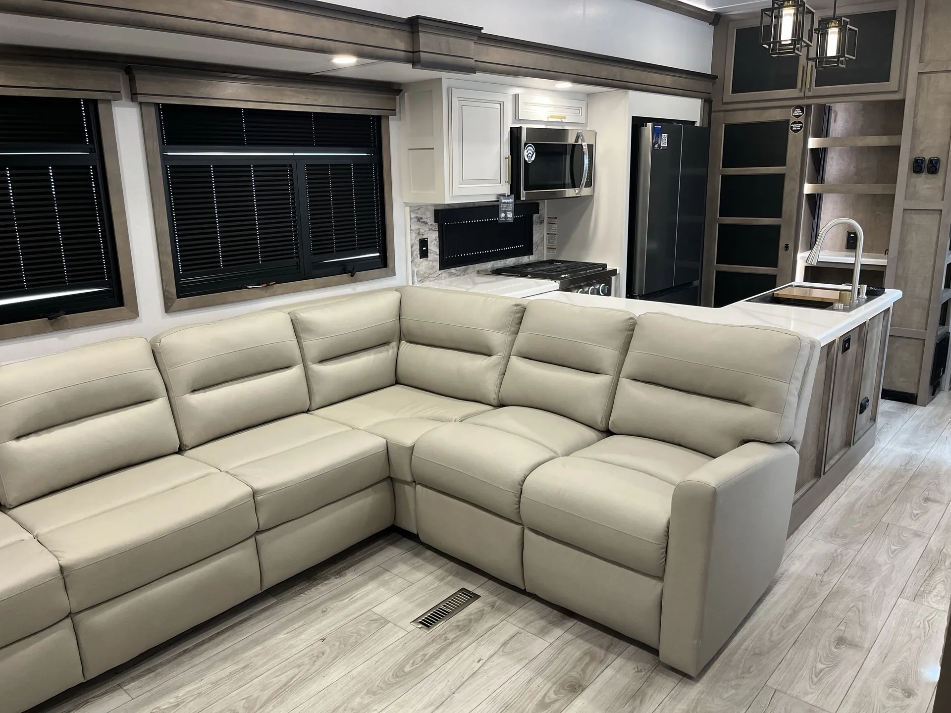 2025 Keystone Montana 3532SP — living area main