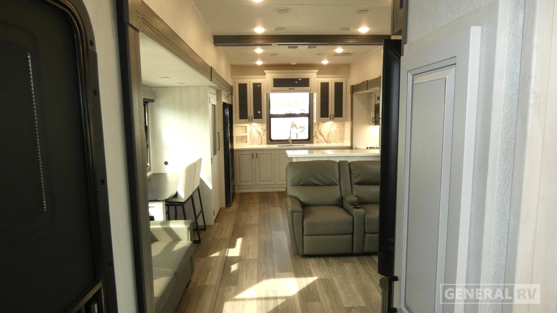 2026 East to West Ahara 395FB - Photo 3