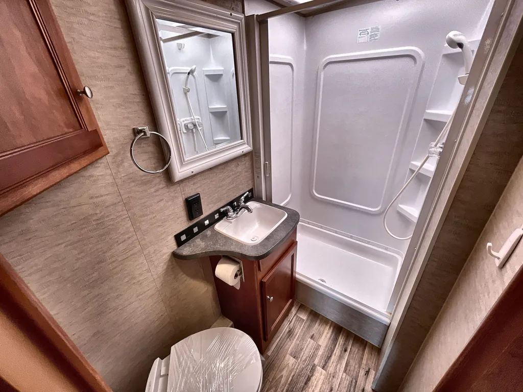 2018 Winnebago Sunstar 27P, Photos photo 17