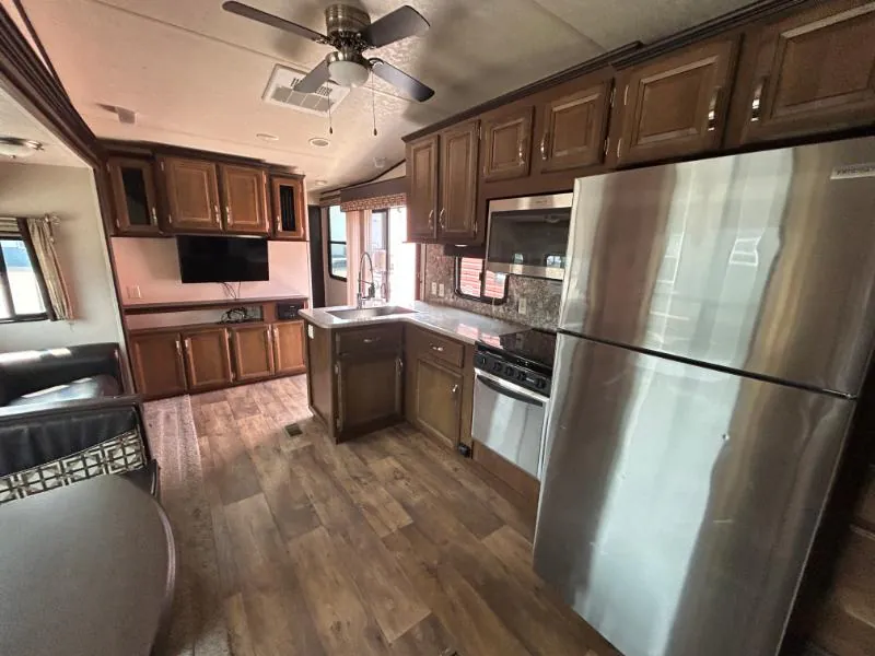 2018 Forest River Salem Villa 426-2B dealer photo 5 from Kunes RV