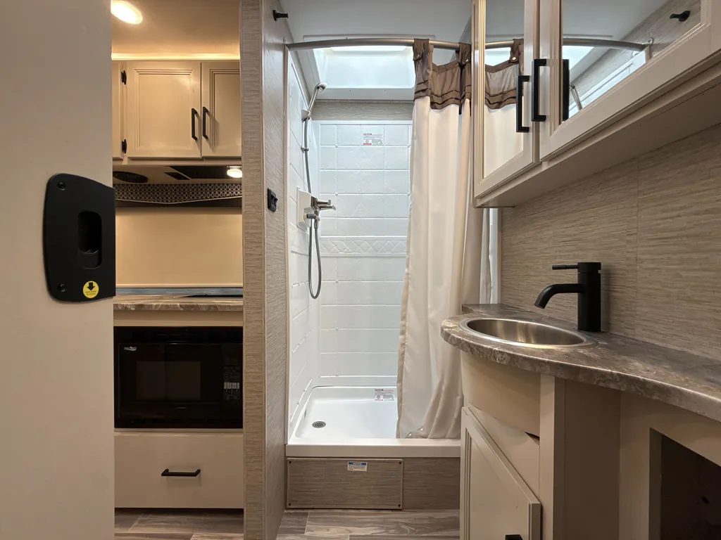 2023 Thor Motor Coach Vegas 24.3, Photos photo 15