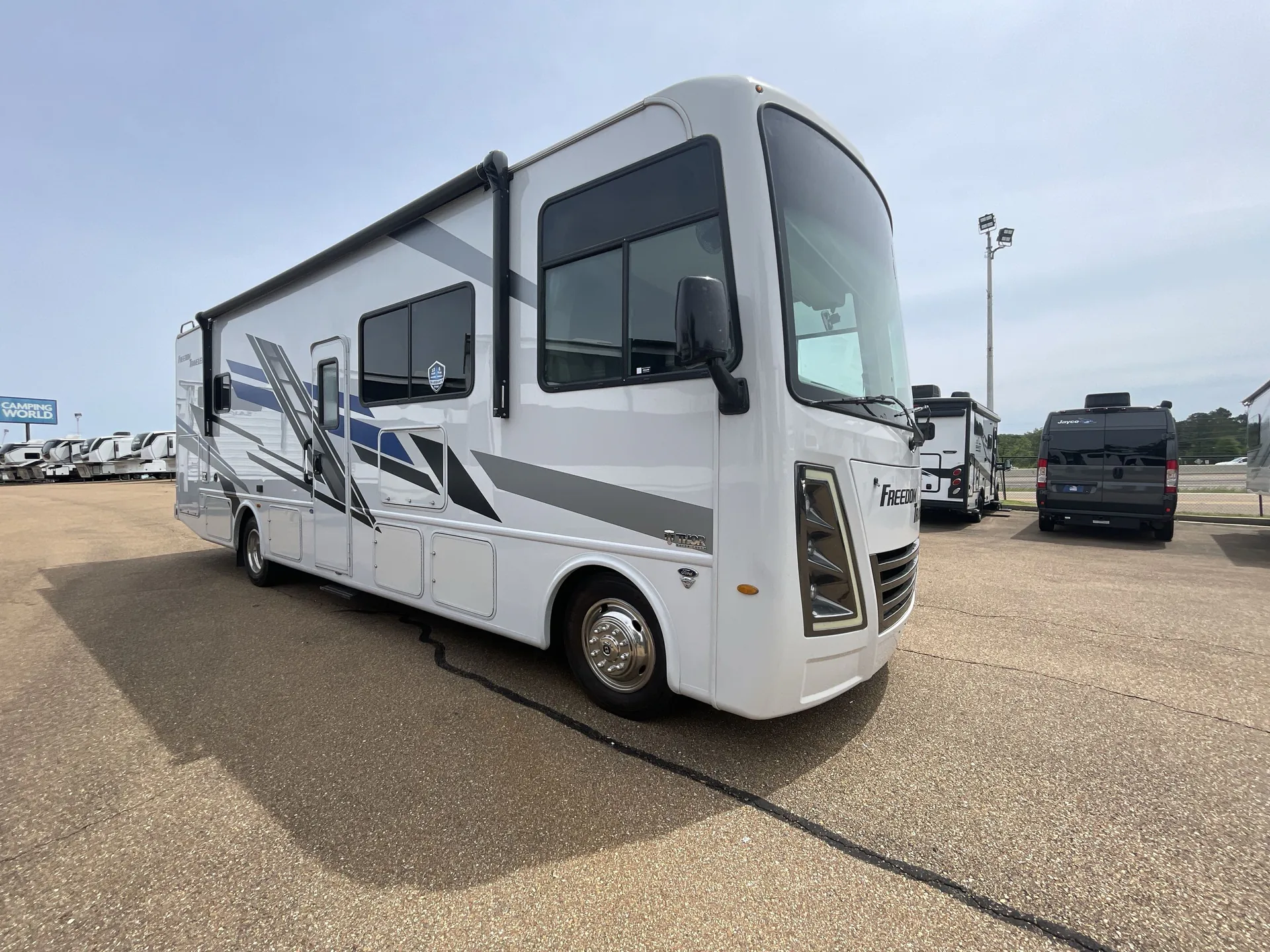 2024 Thor Motor Coach Freedom Traveler B30 - Photo 2