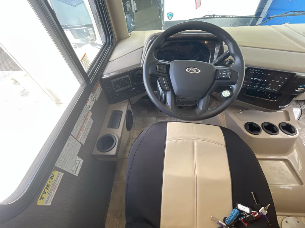 2021 Thor Motor Coach Challenger 35MQ, Photos photo 26