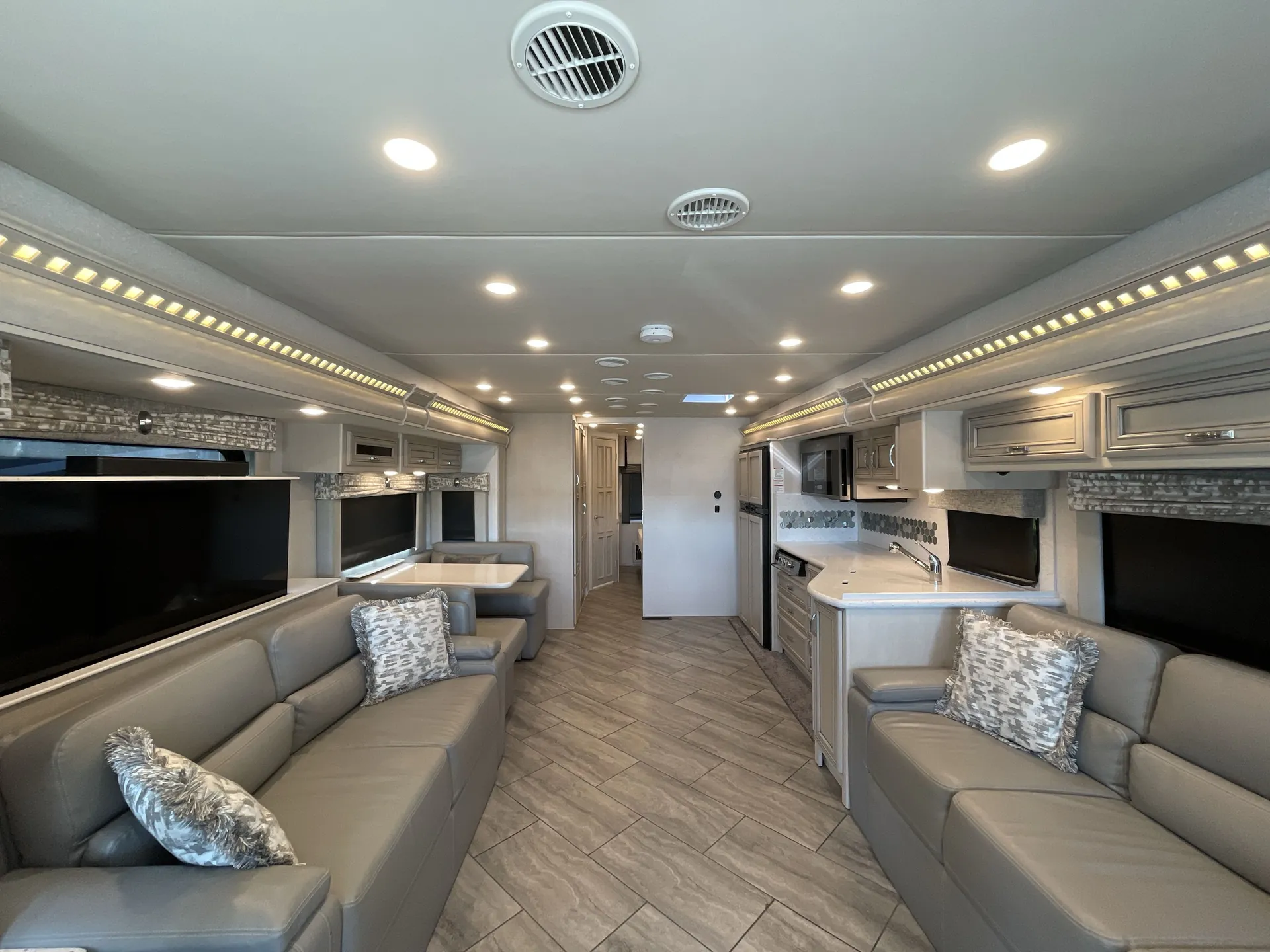 2022 Newmar Bay Star 3416 — living area main