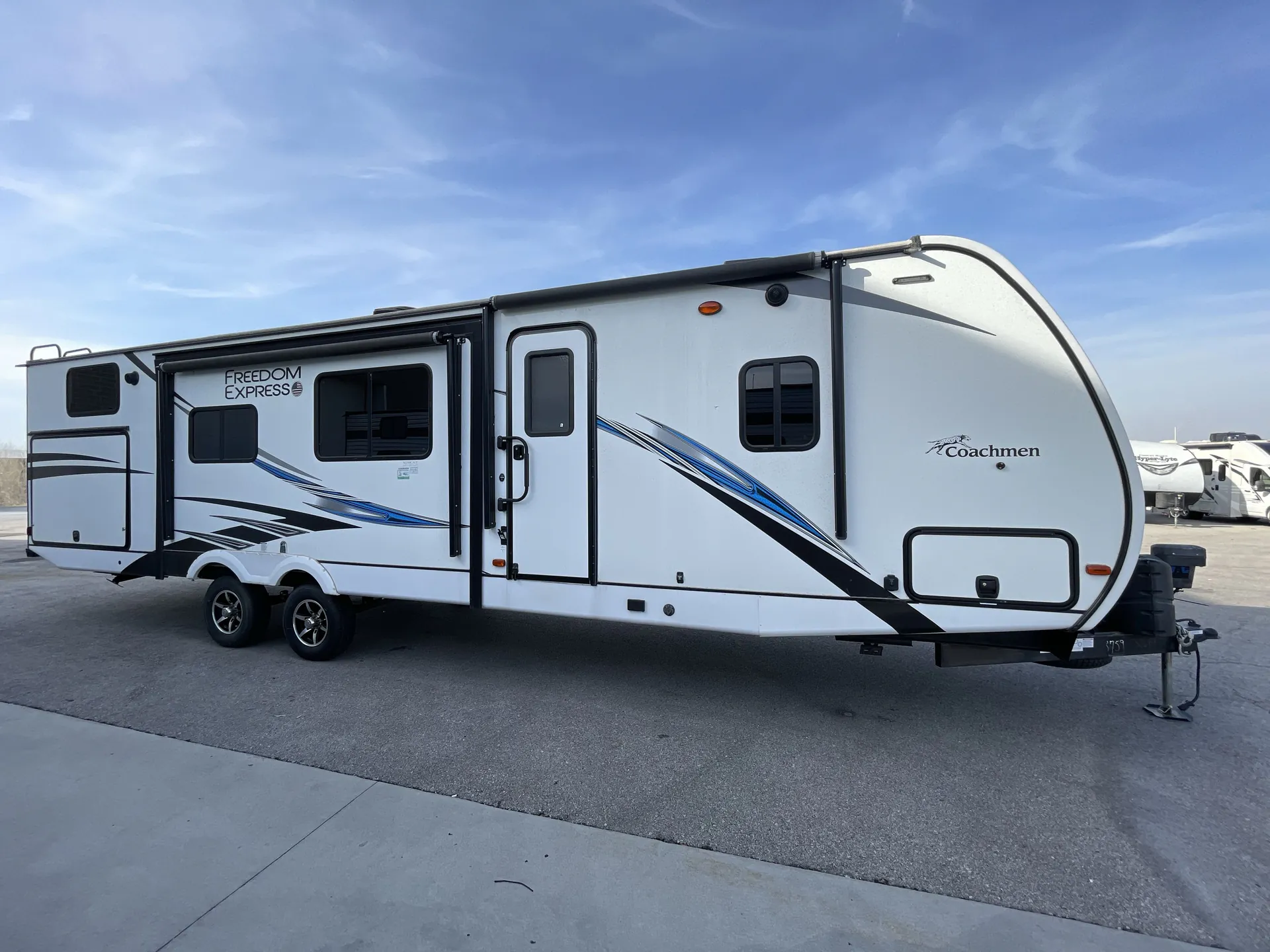 2021 Coachmen Freedom Express Liberty Edition 326BHDSLE — campside