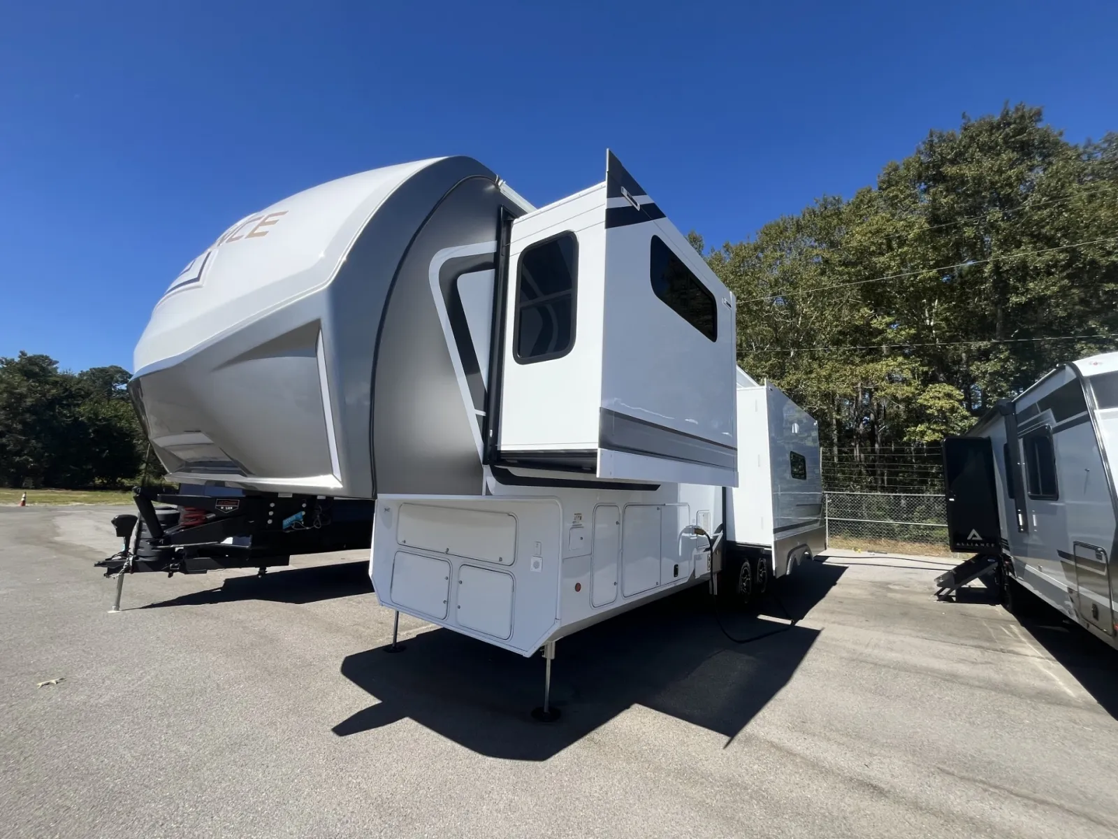 2026 Alliance RV Paradigm 310RL - Photo 4