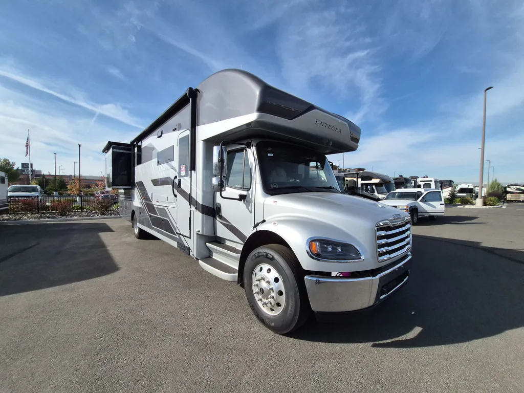 2027 Entegra Coach Accolade 37K, Photos photo 3