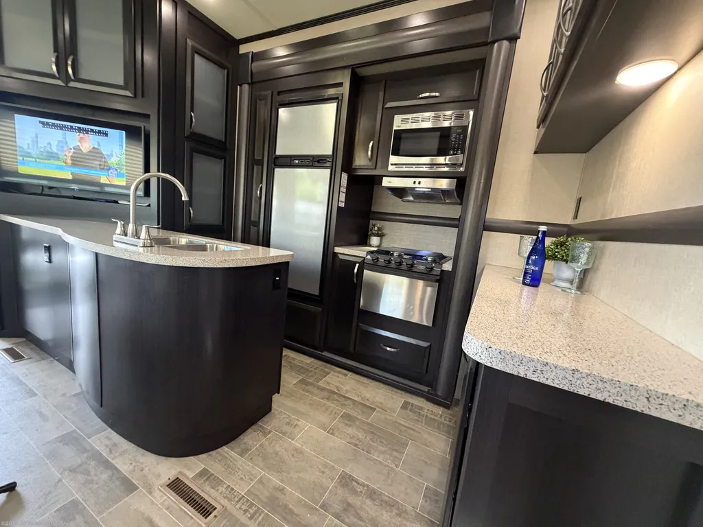 2018 Dutchmen Voltage Triton 3551, Photos photo 35
