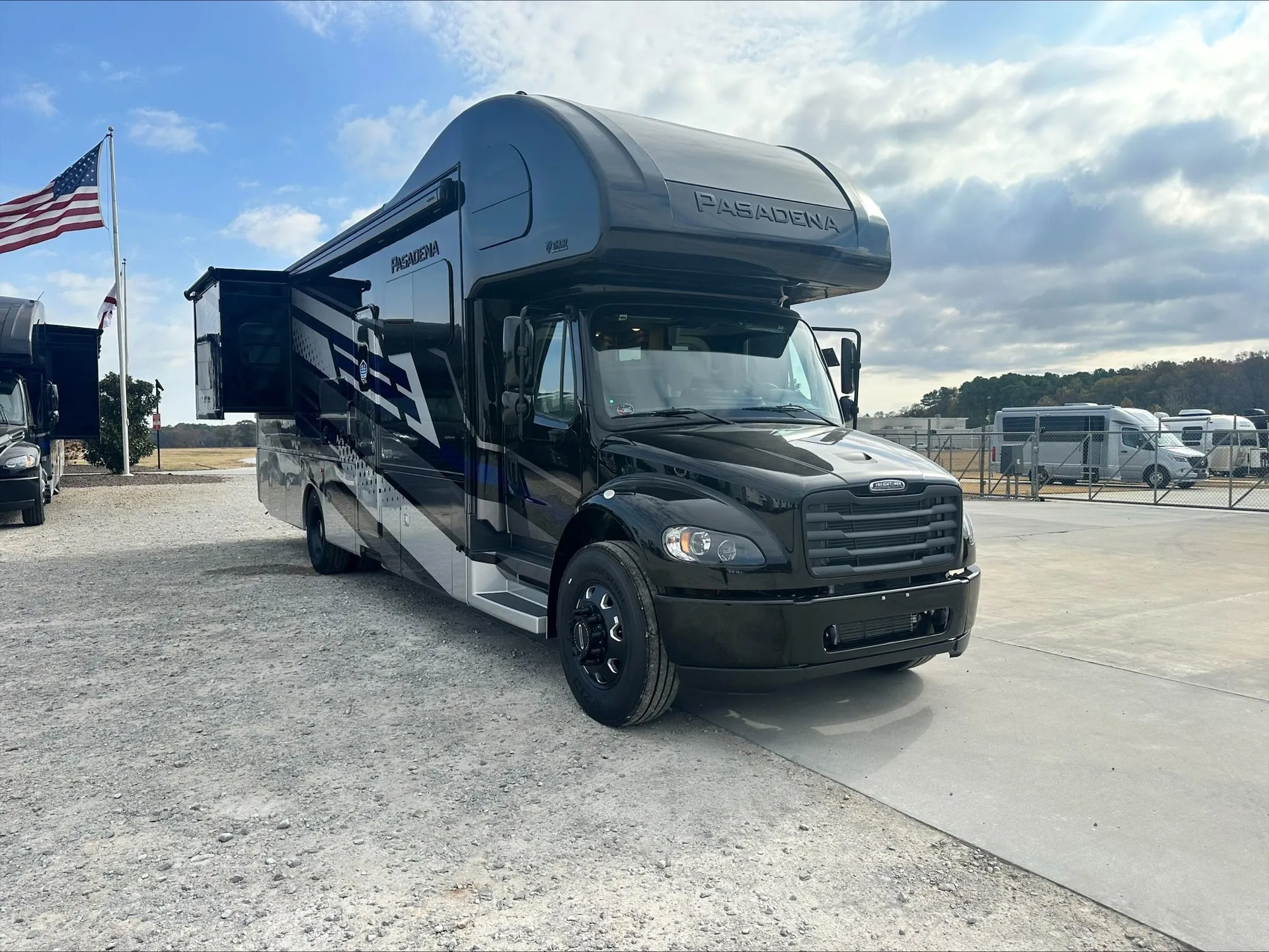 2026 Thor Motor Coach Pasadena 34XG - Photo 2