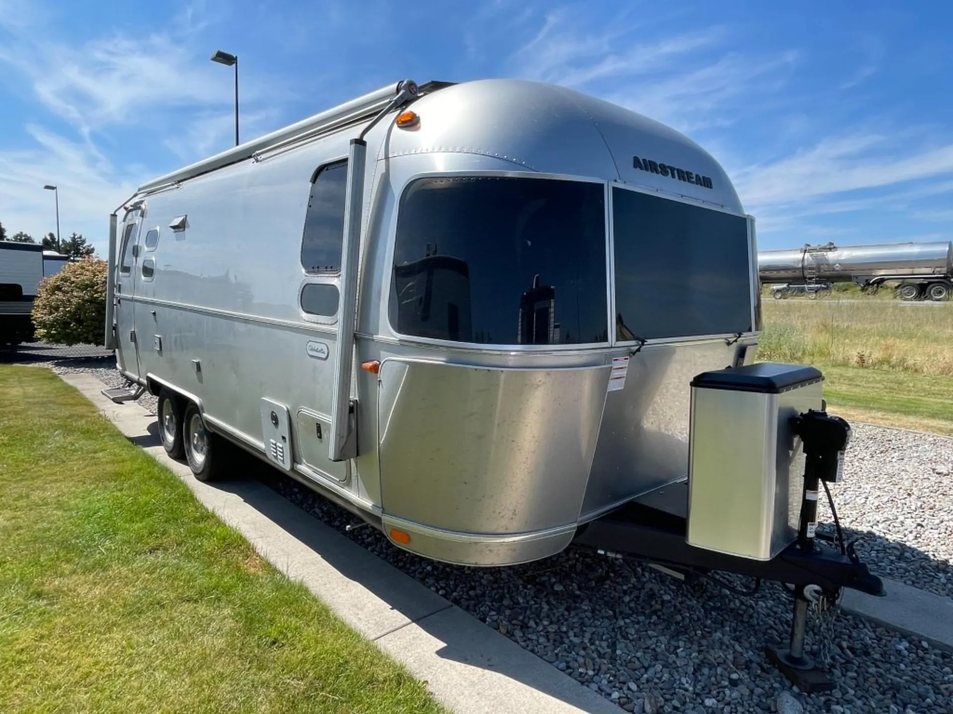 2024 Airstream Globetrotter 25FB - Photo 2