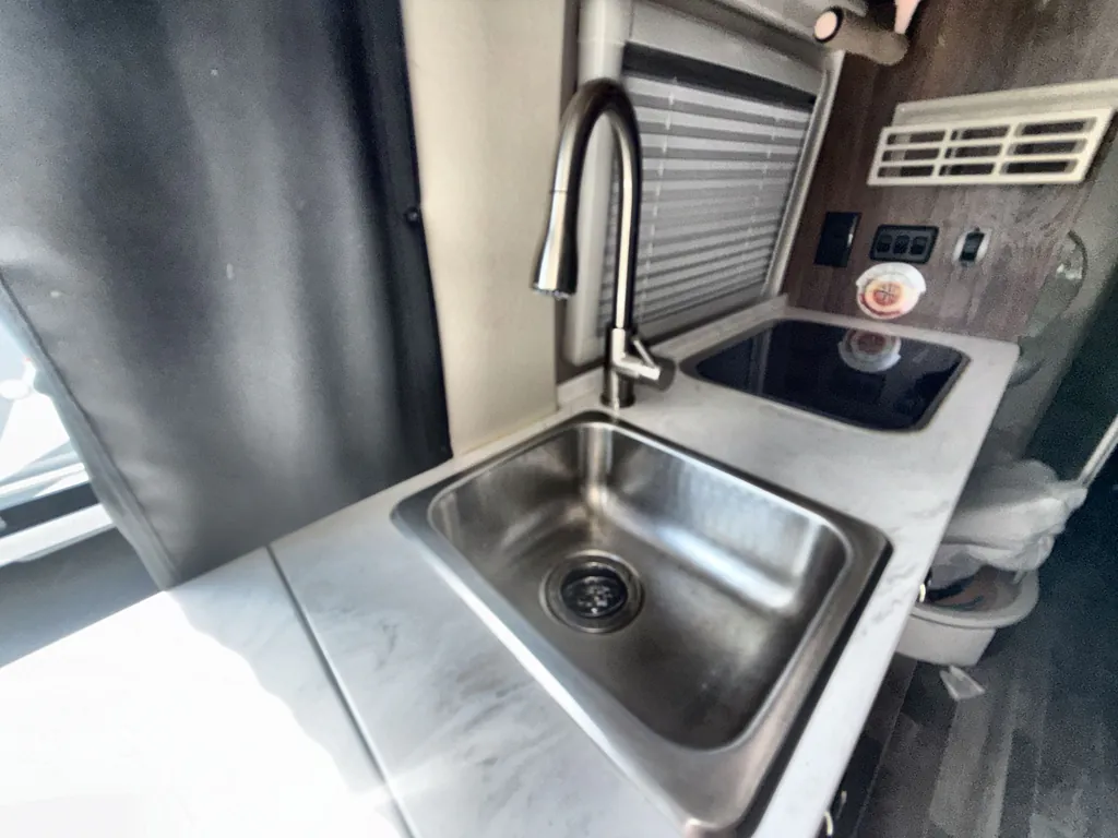 2022 Winnebago Travato 59G, Photos photo 9