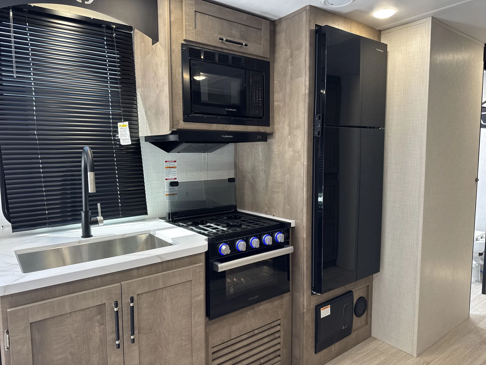 2026 Keystone Springdale Max 3100XBR — kitchen