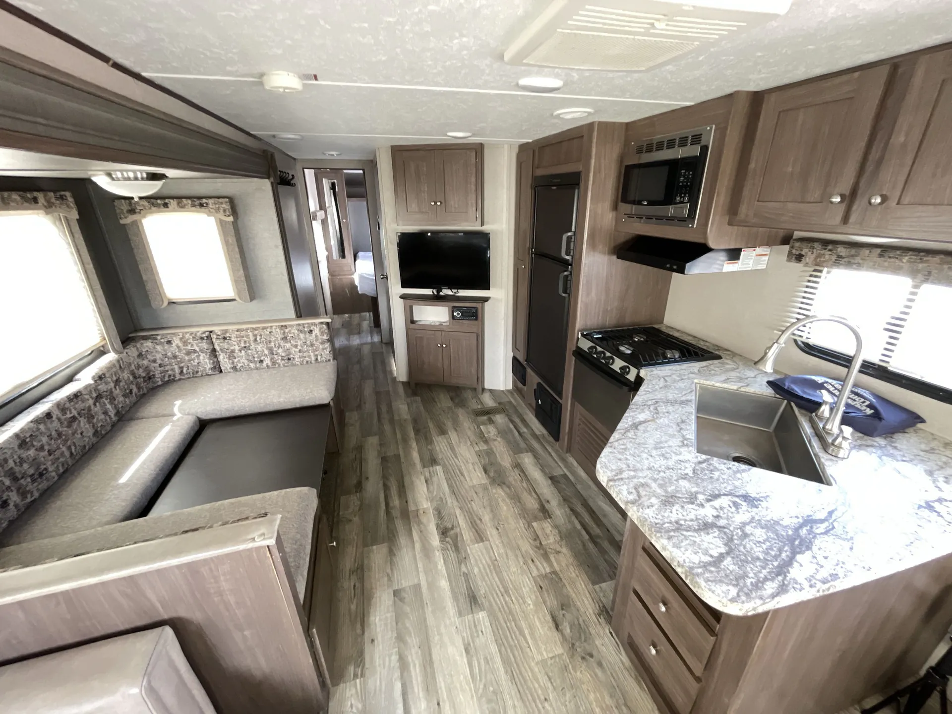 2018 Keystone Hideout 26RLSWE — living area main
