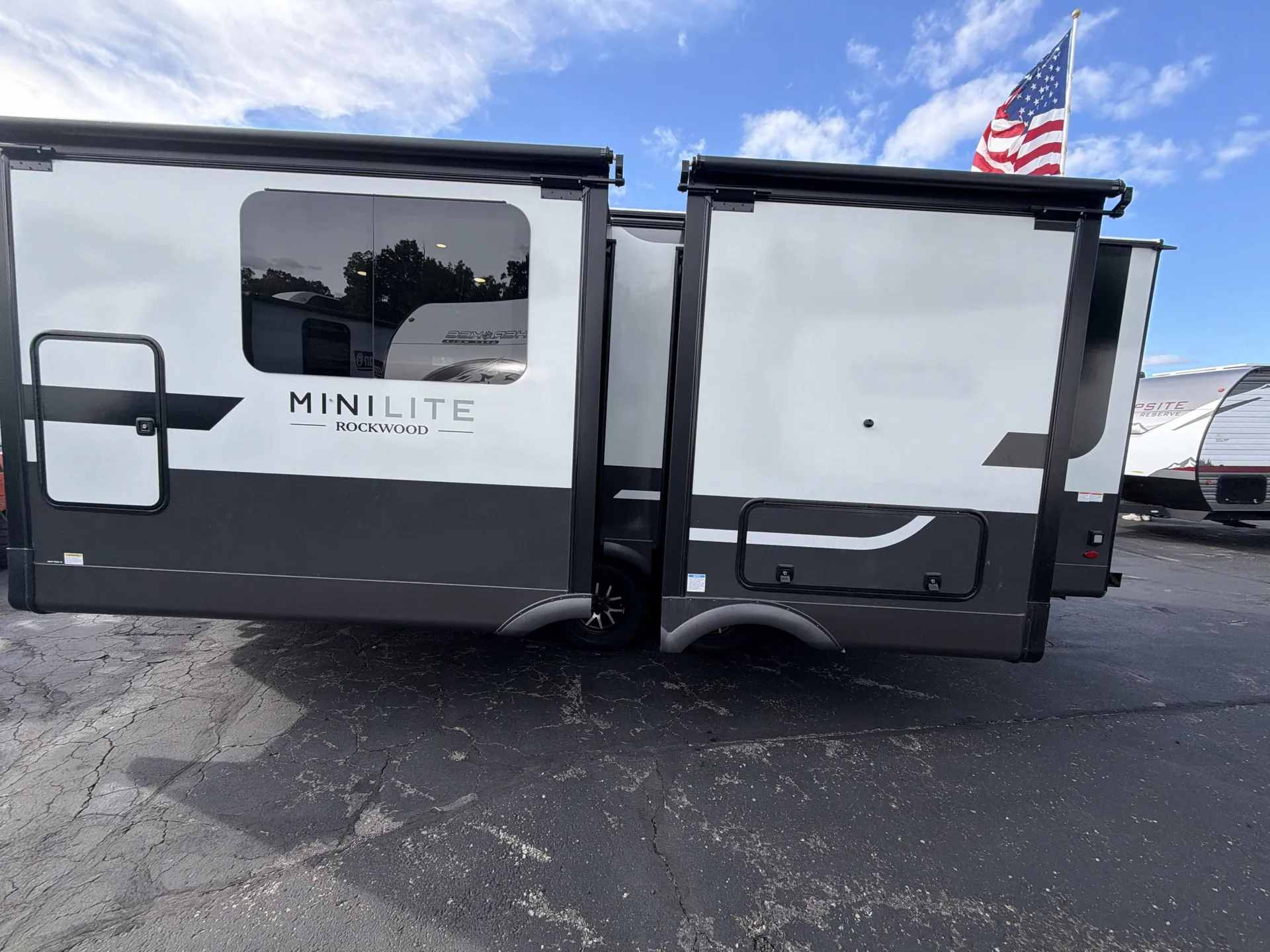 2027 Forest River Rockwood Mini Lite 2523MBR — off campside