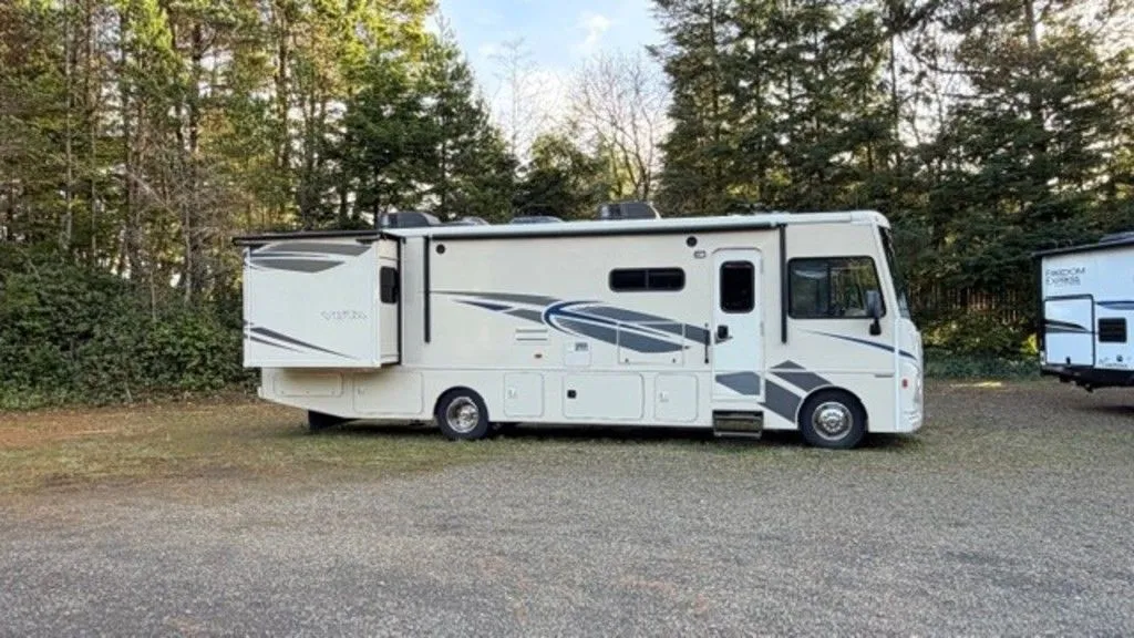 2018 Winnebago Vista 32YE MOTORHOME W/2 SLIDES UNDER 14K MILES! - Photo 3