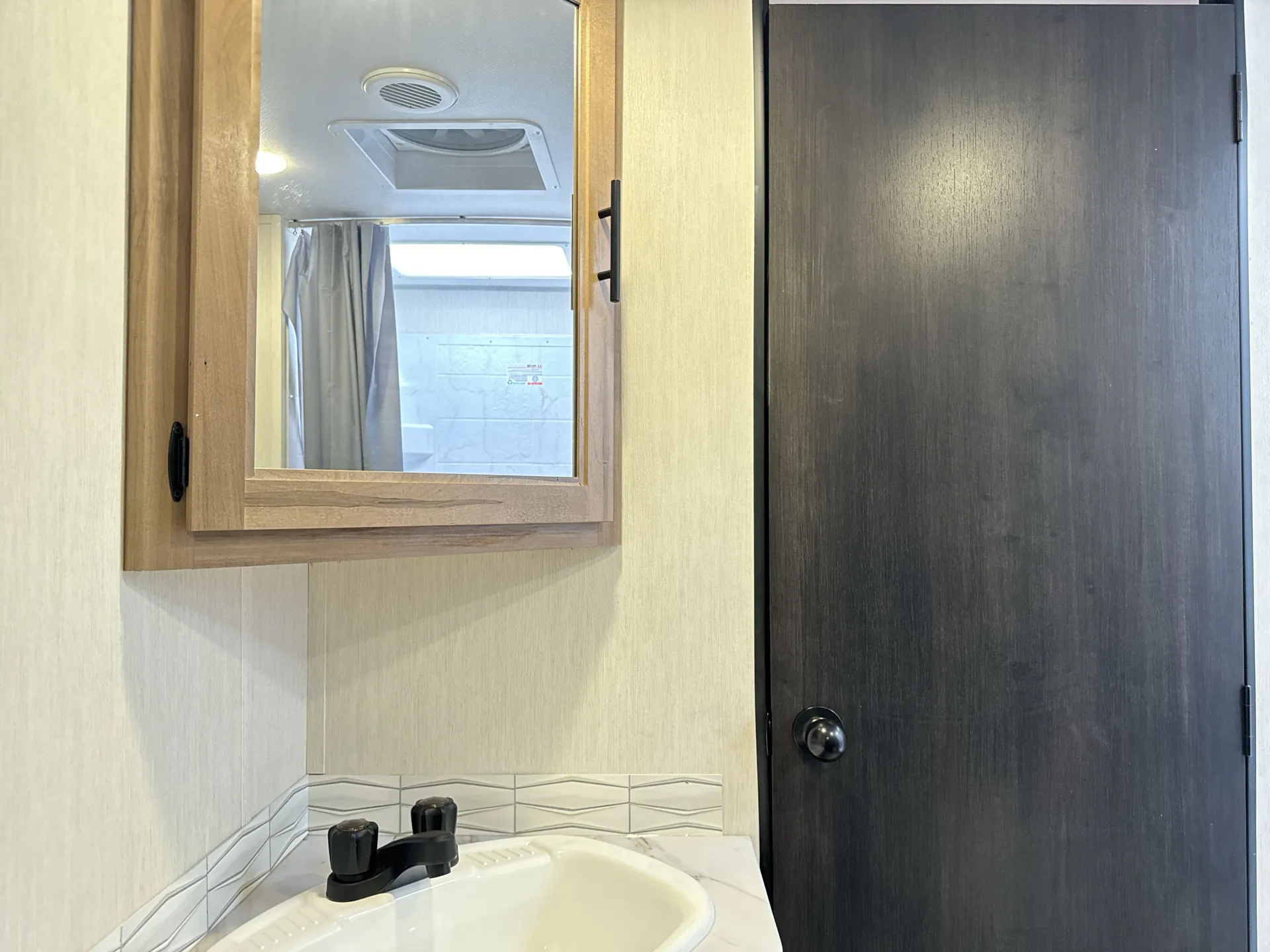 2025 Forest River Cherokee Grey Wolf 26SS — bathroom