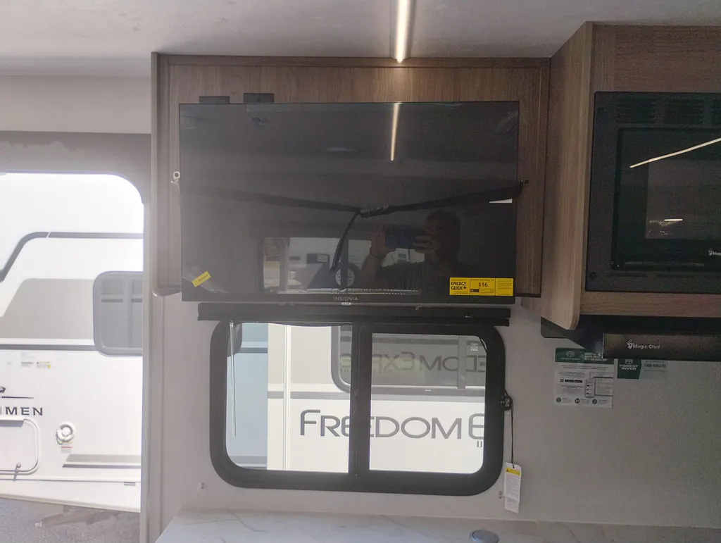 2026 Coachmen Freedom Express Select 30SE, Photos photo 21